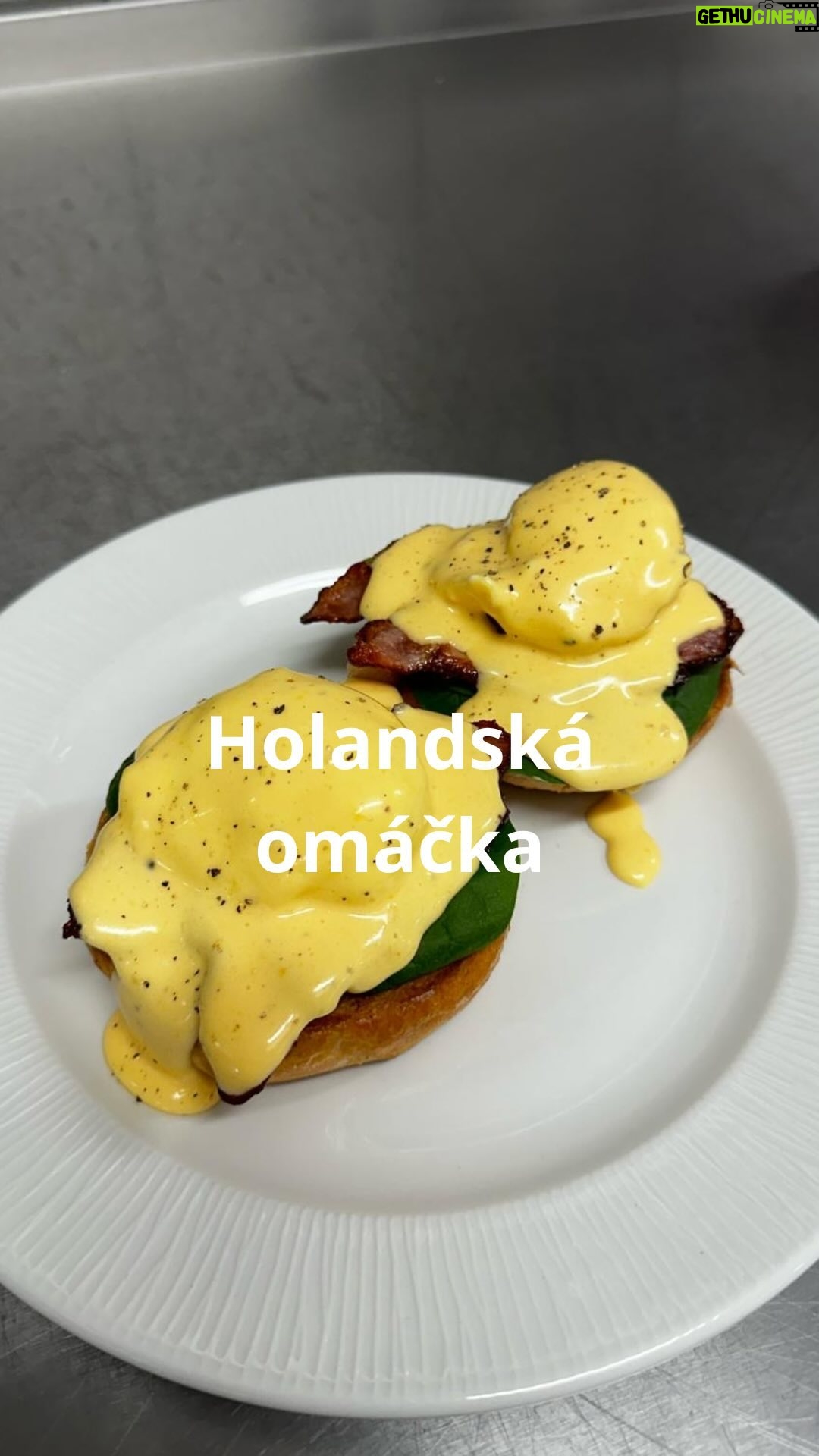 Roman Paulus - 2.5K Likes - RECEPT NA PŘÍPRAVU HOLANDSKÉ OMÁČKY
Dnes mám pro Vás poslední díl, který Vám chybí k dokonalosti snídaňové speciality vajec Benedikt – holandskou omáčku. Samotné vejce Benedikt i jednoduchý způsob jak připravit pošírovaná vajíčka máte v předcházejících reelsech. Nyní se pustíme do holandské omáčky, pro mnohé kuchaře strašáka, ale s mým receptem zjistíte, že je to hračka. Pusťte se do toho se mnou.
Děláte si doma holandskou omáčku nebo ji raději kupujete hotovou už z obchodu? Dejte mi vědět do komentářů a nezapomeňte mě sledovat pro více skvělých receptů a triků do kuchyně.
Co budete potřebovat?
2 lž suchého bílého vína
Sůl a pepř
2 × žloutky
100 ml přepuštěného másla
1 lž citronu (šťáva)
Jak budete postupovat?
V míse vyšleháme žloutky, přidáme čerstvě nastrouhaný pepř a sůl, 2 lžíce bílého vína a šťávu z ½ citrónu. Mísu přeložíme nad páru a žloutky vyšleháme do husté pěny. Vajíčka šleháme pěkně odspodu, aby se Vám nesrazila! Stáhneme z ohně a za stálého šlehání postupně přiléváme přepuštěné máslo (mělo by mít stejnou teplotu jako vyšlehané žloutky).
Pokud máte rádi ostřejší chuť, můžete přidat pár kapek tabasca.
Podáváme s vajíčky jako vejce Benedikt nebo také s chřestem, zeleninou nebo s rybami.
Dobrou chuť!
#recepty #recept #vejce #vajicka #holandskaomacka #omacka #snidane #jidlojezaklad #jidlonaprvnimmiste #jidlo #obed #vecere #dnesjim #dnesjem #sefkuchar #romanpaulus #romanpauluschef