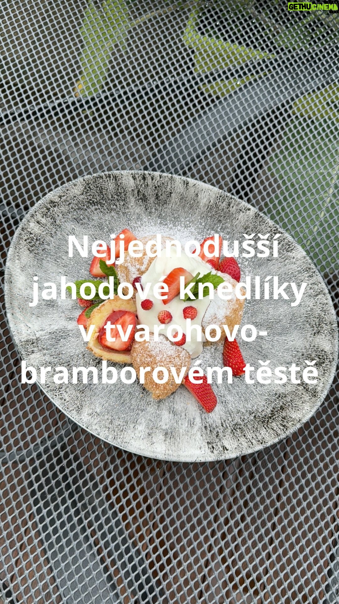 Roman Paulus - 2.3K Likes - TVAROHOVÉ JAHODOVÉ KNEDLÍKY
Už jsme se konečně i tady v ČR dočkali! Jahodová sezóna je tady a s ní i ty nejbáječnější a nejvoňavější dezerty na světě. Já už jsem to nemohl vydržet a uvařil jsem si ty nejjednodušší jahodové knedlíky v tvarohovo-bramborovém těstě.
Tento recept si doma děláme hodně často, ale nikdy jsem ještě takhle veřejně tento recept nepublikoval. Je to totiž tak jednoduchý, že ho moc neprozrazuji… 😊
Jsem si jistý, že mě tady zase mnozí budou „kamenovat“, že to by ode mne nečekali, ale co… Věřím, že Vám, kdo máte rádi jednoduché vaření „zjednoduším“ život 😊 a pochutnáte si stejně jako celá moje rodina.
Tak kdo do toho půjde se mnou? Vyzkoušíte? Jaké jahodové knedlíky děláte Vy? Kynuté, tvarohové, bramborové nebo úplně jiné?? Dejte mi vědět do komentářů a nezapomeňte mě sledovat pro více skvělých receptů a triků do kuchyně.
Co budete potřebovat?
250 g tvaroh plnotučný ve vaničce
400 g bramborové těsto v prášku
300 ml studené vody
Citrónová kůra nastrouhaná
1 vanilkový cukr
1 vejce
Sůl
Čerstvé jahody
Citrónová kůra – plátky
Rum tuzemák
Cukr moučka
Máslo
Strouhanka, jogurt, měkký tvaroh, tvrdý nastrouhaný tvaroh, mák
Jak budete postupovat?
Ve větší misce si smícháme tvaroh, bramborové těsto v prášku, vodu, vejce, nastrouhanou citrónovou kůru, vanilkový cukr a sůl. Vypracujeme v jemné těsto, které necháme chvíli odpočinout. (na těsto nemusíte ani moc pospíchat, jako u klasického bramborového těsta, můžete si ho klidně nechat i půlku na večerní „knedlíkový nášup“). Z těsta si uválíme váleček, ze kterého si oddělíme jednotlivé kousky veliké tak akorát na obalení jahod. Jahody zabalíme do těsta, utvoříme kuličky, které následně uvaříme ve vodě ochucené citrónovou kůrou a rumem (tuzemák je úplně v pohodě).
Vaříme podle velikosti 5-8 minut.
Mezi tím si opražíme strouhanku do zlatova a smícháme ji s cukrem moučka. Po okapání knedlíků od vody je obalíme ve strouhance s cukrem. Servírujeme na talíř, (už obalené ve strouhance), můžeme polít máslem a podle chuti přidat měkký tvaroh nebo jogurt, tvrdý nastrouhaný tvaroh nebo mák, jak má kdo rád.
Dobrou chuť!