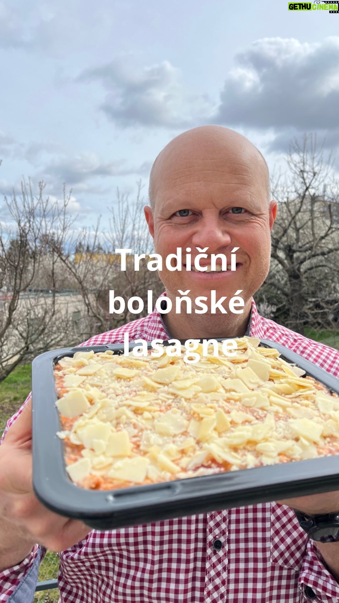 Roman Paulus - 1.5K Likes - RECEPT NA TRADIČNÍ BOLOŇSKÉ LASAGNE
Máte chuť na něco dobrého, masitého? Pojďme si společně připravit tradiční boloňské lasagne. Lasagne patří mezi klasiky italské kuchyně, které se vaří po celém světě. Příprava je pestrá a zábavná a začíná se právě boloňskou omáčkou, do níž kromě masa (tradičně telecího, ale můžete použít i mix mletého hovězího a vepřového), patří možná trochu nečekaně třeba i kořenová zelenina nebo červené víno. Na samotný závěr stačí už jen několikrát proložit všechny vrstvy do pekáčku. Podávejte jen tak, nebo s voňavou rajčatovou omáčkou.
Která italská jídla vaříte nejraději vy? Máte nějakého favorita? Napište mi do komentářů. A nezapomeňte mě sledovat pro více skvělých receptů a tipů do kuchyně.
Jak budete postupovat?
2 × lžíce extra panenský olivový olej
50 g cibule
30 g mrkev
35 g petržel
35 g celer
5 × stroužek česnek
400 g mleté maso mix
Sůl a pepř
250 g loupaná sekaná rajčata
50 g rajčatový protlak
200 ml červené víno
3 × bobkový list
5 × kulička černý pepř
5 × kulička nové koření
600 ml hovězí/kuřecí vývar
bešamel
250 g těstoviny na lasagne
125 g parmazán
Jak budete postupovat?
V hrnci rozehřejeme olivový olej a orestujeme najemno nakrájenou cibuli, kořenovou zeleninu (mrkev, petržel, celer) a česnek. Když se restuje zelenina, do plátna zavážeme divoké koření (bobkový list, celý pepř a nové koření). K orestované zelenině přidáme mleté maso a za stálého míchání opékáme, dokud se nerozpadne na malé kousky. Následně osolíme, opepříme, ochutíme sekanými rajčaty a protlakem a po chvíli podlijeme červeným vínem. Vaříme, dokud se půlka vína neodpaří.
vaříme minimálně hodinu na mírném plameni pod pokličkou. Dle potřeby podléváme vývarem či vodou.
Do zapékací mísy postupně nanášíme bešamel, ragú, parmazán, suché těstoviny, bešamel, ragú, sýr, těstoviny a tak dále, dokud nezpracujeme všechny suroviny. Jako poslední vrstvu dáváme vždy omáčky posypané sýrem.
Pečeme v troubě rozehřáté na 180 °C 45–50 minut. Upečené necháme odležet alespoň 20 minut před porcováním a podáváme. Pokud chceme jídlo ještě vylepšit, servírujeme ideálně s rajčatovou omáčkou.
Dobrou chuť!