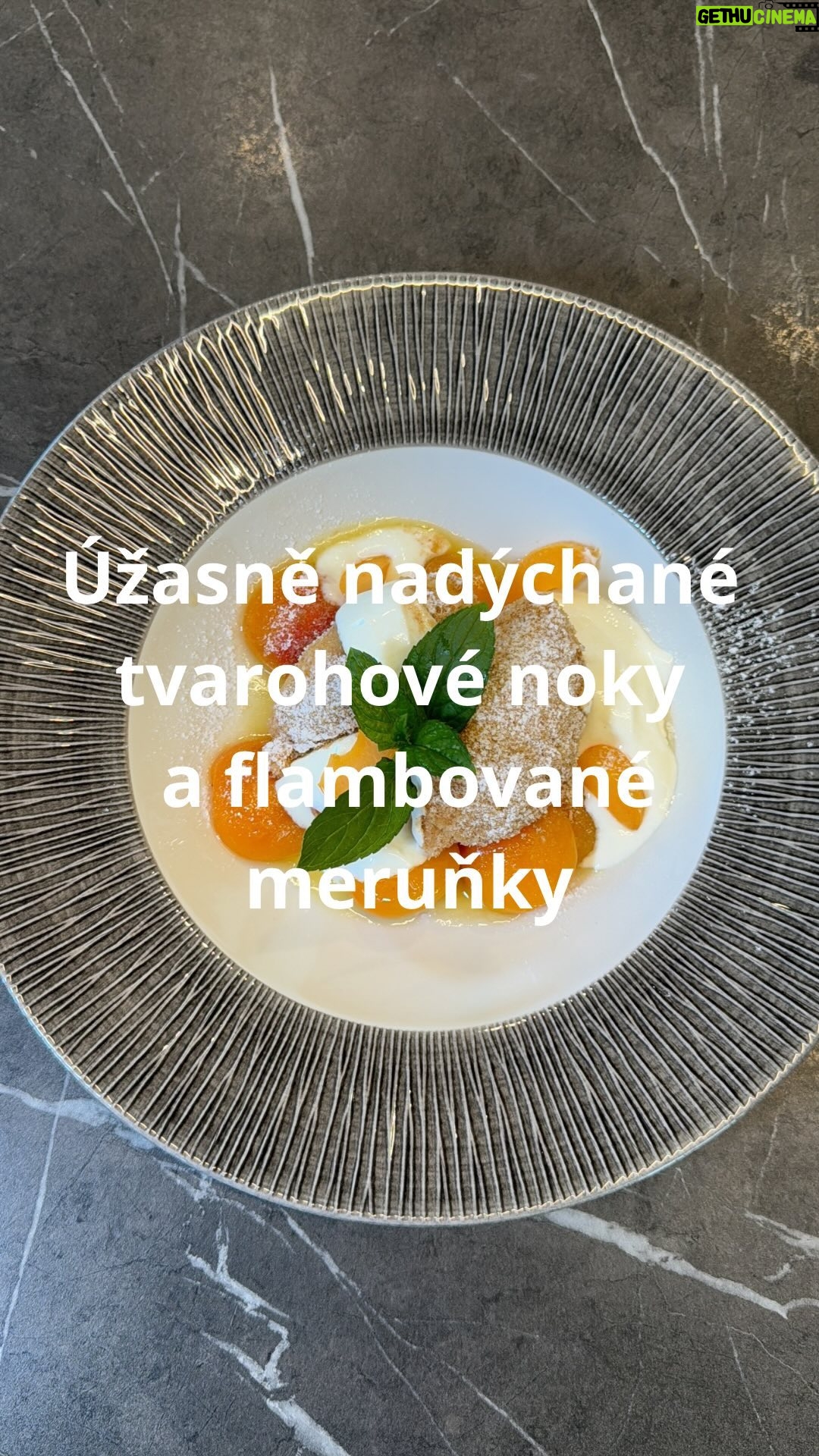 Roman Paulus - 1.7K Likes - RECEPT NA ÚŽASNÉ NADÝCHANÉ TVAROHOVÉ NOKY A FLAMBOVANÉ MERUŇKY
Sezóna toho nejbáječnějšího letního ovoce je v plném proudu, jahody, rybíz, maliny, ….. a samozřejmě nádherně voňavé meruňky. Pojďme si společně uvařit skvělé tvarohové noky, které Vám všichni budou chválit. Jemné nadýchané těsto společně s vůní flambovaných meruněk Vám zaručeně přinese tu pravou letní náladu až k Vám do kuchyně. Nevěříte? Přesvědčte se sami. Tenhle letní recept Vám nesmí uniknout! Určitě si ho uložte!
A jaký letní recept z meruněk připravujete Vy? Máte raději meruňky do koláče či knedlíků nebo v „tekutém stavu“? Já jsem spojil obě varianty a opravdu jsme si pochutnali 😊. Napište mi do komentářů, jak to máte Vy a nezapomeňte mě sledovat pro více skvělých a jednoduchých receptů a triků do kuchyně.
Co budete potřebovat?
Recept na tvarohové noky pro 4 osoby:
30 g másla
25 g cukru krystal
1 vejce
1 žloutek
1 citron (kůra)
vanilinový cukr
250 g měkkého tučného tvarohu
150 g bílého toustového chleba
Orestovaná strouhanka na obalení
skořice mletá
sůl
tuzemák
citrónová kůra
Flambované meruňky
400 g vypeckované meruňky
100 g cukru, nebo dle chuti
100 g másla
100 ml Meruňkovice od Rudolfa Jelínka
Jak budete postupovat?
Z toastového chleba si připravte v elektrickém sekáčku čerstvou strouhanku. Změklé máslo vyšlehejte s cukrem a postupně vmíchejte vejce a žloutek. Je důležité, aby se vejce dobře spojila s máslem.
Přidejte citronovou kůru, vanilinový cukr a tvaroh. Připravenou strouhanku, přidejte do těsta a nechte alespoň 2 hodiny odležet v lednici.
Polévkovou lžící vytvarujte noky, které vařte ve vroucí vodě ochucené tuzemákem a citronovou kůrou asi 5 minut. Po uvaření noky obalte ve strouhance orestované na másle a ochucené cukrem a mletou skořicí.
Mezi tím, co bude se noky budou vařit, si oflambujte meruňky. Na másle si orestujte meruňky, přidejte cukr a nechejte zkaramelizovat. Následně zalejte meruňkovicí od Rudolfa Jelínka. A teď to přijde 😊, zapalte a flambujte. Prosím, buďte opatrní! Opravdu to stojí za to!! Ta vůně a následná chuť se ničemu nevyrovná!! Je to fakt pecka!!!
Pokračování receptu v komentářích.