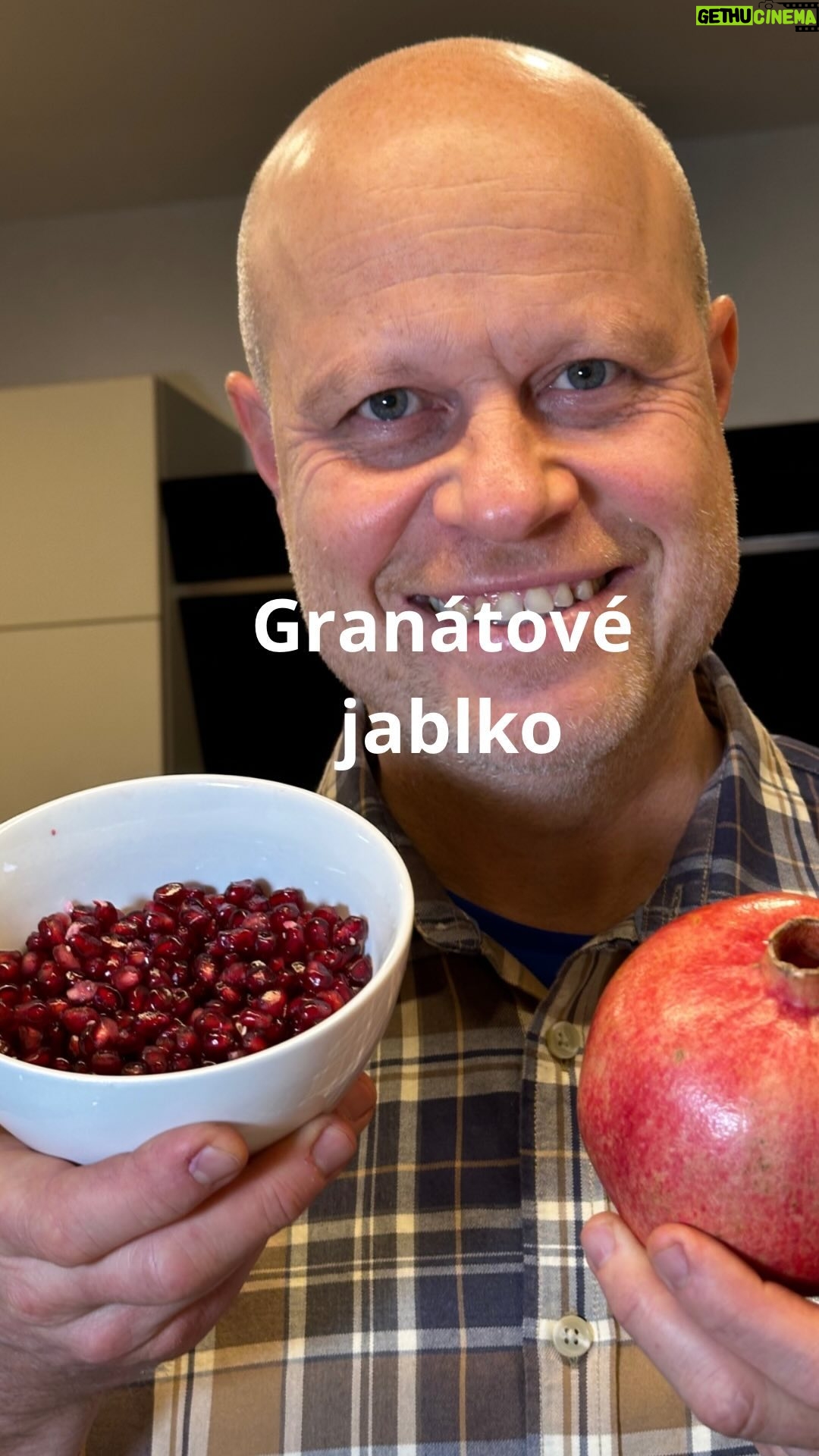 Roman Paulus - 1.4K Likes - Dnes si povíme něco o granátovém jablku. Skvělé ovoce, plné chuti, které je dostupné, v té nejlepší chuti, v obchodech, právě teď, okolo Vánoc a nového roku. Proto se mu také přezdívá “klenot zimy”.
Zítra si ještě ukážeme jak lehce a jednoduše dostat ven zrníčka z granátového jablka.
Máte rádi granátová jablka? Co z nich připravujete?Dozvěděli jste se dnes něco nového? Pokud ano, napište mi to do komentářů.
A nezapomeňte mě sledovat pro více skvělých tipů a triků do kuchyně!
#tipy #triky #zajimavosti #zkuchyne #granatovejablko #grenadina #ovoce #exotickeovoce #sefkuchar #romanpaulus #romanpauluschef