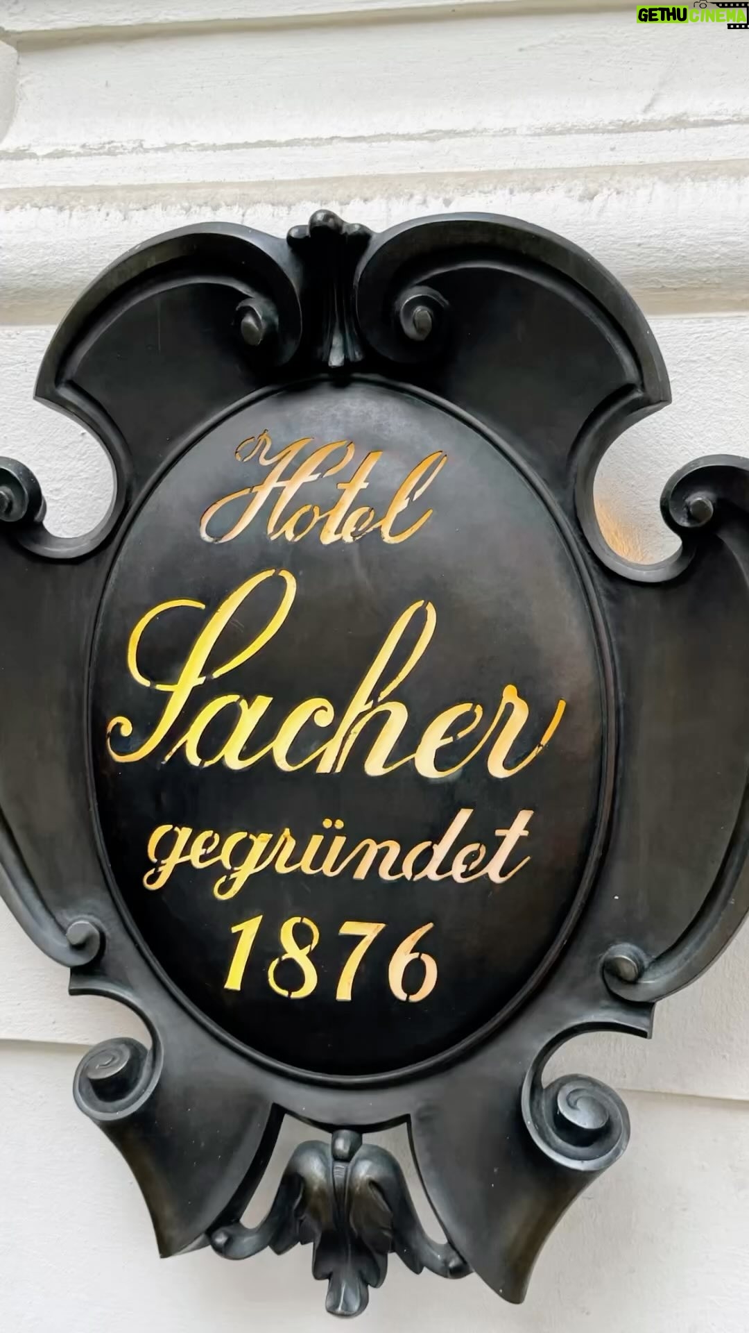 Roman Paulus - 1K Likes - Kdo by neznal ikonický čokoládový dort Sacher. Pojďte se dnes se mnou podívat do kavárny hotelu Sacher ve Vídni, kde se tato dobrota zrodila a už desítky let se podává stejným způsobem.
Až budete někdy ve Vídni, určitě nezapomeňte tuto krásnou kavárnu navštívit! Stojí to za to!!!
Kdo z Vás si už pochutnal na právem originálním dortík Sacher? Napište mi do komentářů a nezapomeňte mě sledovat pro více dalších tipů a skvělých jednoduchých receptů.
#sacher #dort #sachertorte #sachercake #viden #kavarna #kava #caj #zazitek #cestovani #turistika #sefkuchar #romanpaulus #romanpauluschef