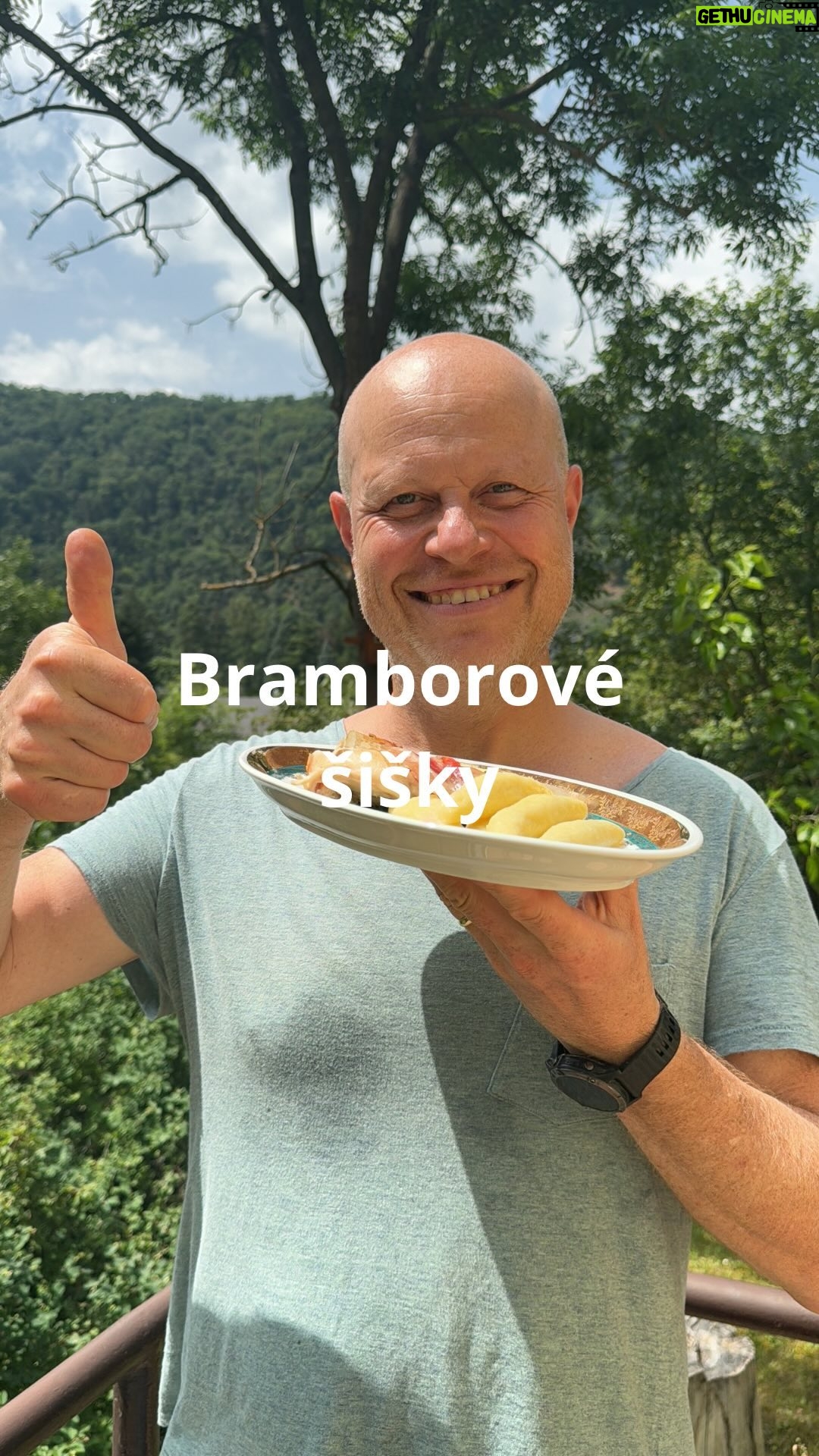Roman Paulus - 1K Likes - RECEPT NA BRAMBOROVÉ ŠIŠKY
Bramborové šišky - Tradiční česká dobrota! 🌟
Dnes mám pro Vás jeden z nejoblíbenějších receptů našich babiček - bramborové šišky! 🥔✨ Kdo by odolal tomuto úžasnému pokrmu s jemným bramborovým těstem, který je ideální jak k sladkým, tak slaným jídlům?
Bramborové šišky jsou skvělou přílohou k pečeným masům - já je udělal k pečenému králíkovi se špenátem, ale stejně dobře si na nich pochutnáte s pečenou kachnou se zelím nebo na sladké variantě s mákem.
A co Vy? Jakou přílohu k pečeným masům máte nejraději Vy? Dejte mi vědět do komentářů a nezapomeňte mě sledovat pro více skvělých receptů a triků do kuchyně.
Co budete potřebovat?
300 g brambory
1 × vejce „M“
100 g hrubá mouka
Sůl
Jak budete postupovat?
Brambory uvaříme ve slupce a necháme vychladnout, nejlépe do druhého dne.
Vychladlé uvařené brambory oloupeme a
nastrouhané na jemnému struhadle.
Přidáme vejce, osolíme a zamícháme. Zahustíme moukou a vypracujeme těsto.
Z hotového těsta vyválíme dlouhý váleček, který si kartou nebo nožem rozkrájíme na menší kusy. Ty potom dlaní tvarujeme na pomoučněném vále na šišky.
Šišky vložíme do vroucí osolené vody a vaříme asi 3-4 minuty po vyplavání na hladinu. Vyndáme a necháme okapat.
Hotové šišky můžeme servírovat hned nebo je ještě před servírováním opečeme na másle nebo sádle dozlatova.
Dobrou chuť!
#recepty #recept #zdraverecepty #brambory #sisky #bramborovenoky #babicka #tradicni #slane #sladke #jidlojezaklad #jidlonaprvnimmiste #jidlo #obed #vecere #dnesjim #dnesjem #sefkuchar #romanpaulus #romanpauluschef