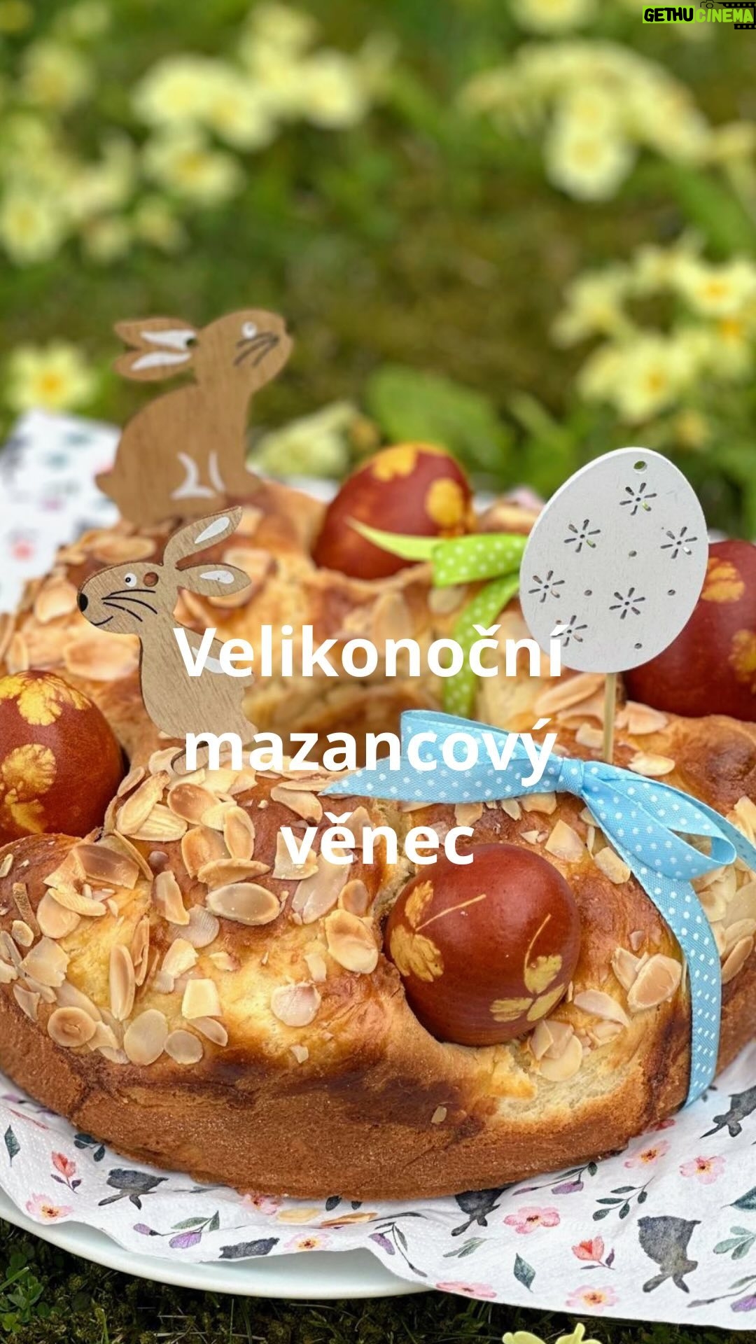Roman Paulus - 848 Likes - RECEPT NA VELIKONOČNÍ MAZANCOVÝ VĚNEC
Dnes na Bílou sobotu se tradičně pečou mazance. Pokud si budete chtít udělat mazanec neobvyklý, vyzkoušejte velikonoční věnec z mazancového těsta. Získáte tak tradiční a zároveň neobvyklý mazanec, na který bude radost pohledět. S domácími barevnými vajíčky a pentličkami bude ozdobou na každém stole.
Držím palce ať se povede!
Jaký mazanec si letos upečete Vy? Nebo už máte pečeno? Dejte mi vědět do komentářů a nezapomeňte mě sledovat pro více skvělých receptů a triků do kuchyně.
Krásné Velikonoce!
Co budete potřebovat?
35 g droždí
120 g cukru krystal
250 ml plnotučného mléka
120 g másla
3× žloutky
600 g polohrubé mouky na pomoučnění
2 káv. lžič. rozinek namočených v tuzemáku
1 polév. lž. mandlí bez slupky
1 polév. lž. tuzemáku
1 káv. lžič. soli
1× vanilkový cukr
1× vejce „M” na potření
1 polév. lž. mandlových lupínků na posypání
Jak budete postupovat?
Z droždí, lžíce cukru a vlažného mléka připravíme kvásek, zaprášíme trochou mouky, přikryjeme utěrkou a necháme vzejít na teplém místě.
Změklé máslo utřeme se cukrem a žloutky do pěny, přidáme nastartovaný kvásek, prosátou mouku, rozinky namočené v tuzemáku, nasekané mandle, tuzemák, sůl, vanilkový cukr a vypracujeme hladké elastické těsto, které přikryjeme utěrkou a necháme na teplém místě nakynout.
Poté pomoučníme pracovní plochu, těsto znovu zpracujeme, rozdělíme na 3 části a upleteme copánek, který zatočíme do tvaru věnce. Ten přeneseme na plech potřený olejem, nebo s pečicím papírem, kde ho necháme naposledy pod utěrkou nakynout.
Pomůžeme si kovovými kroužky, které nám udrží správný tvar. Jeden dáme na vnější okraj, druhý po vnitřním okraji a do věnce zasadíme několik malých kroužků velikosti vejce, které jsme pomazali olejem.
Těsně před pečením potřeme rozšlehaným vejcem a posypeme plátky mandlí. Pečeme v troubě předehřáté na 160 °C 20–25 minut. Necháme vychladnout, odstraníme kroužky, naaranžujeme kraslice a ozdobíme mašlí.
Ať se Vám povede!
Krásné Velikonoce 🤩🪺🐰🐇🪺🤩