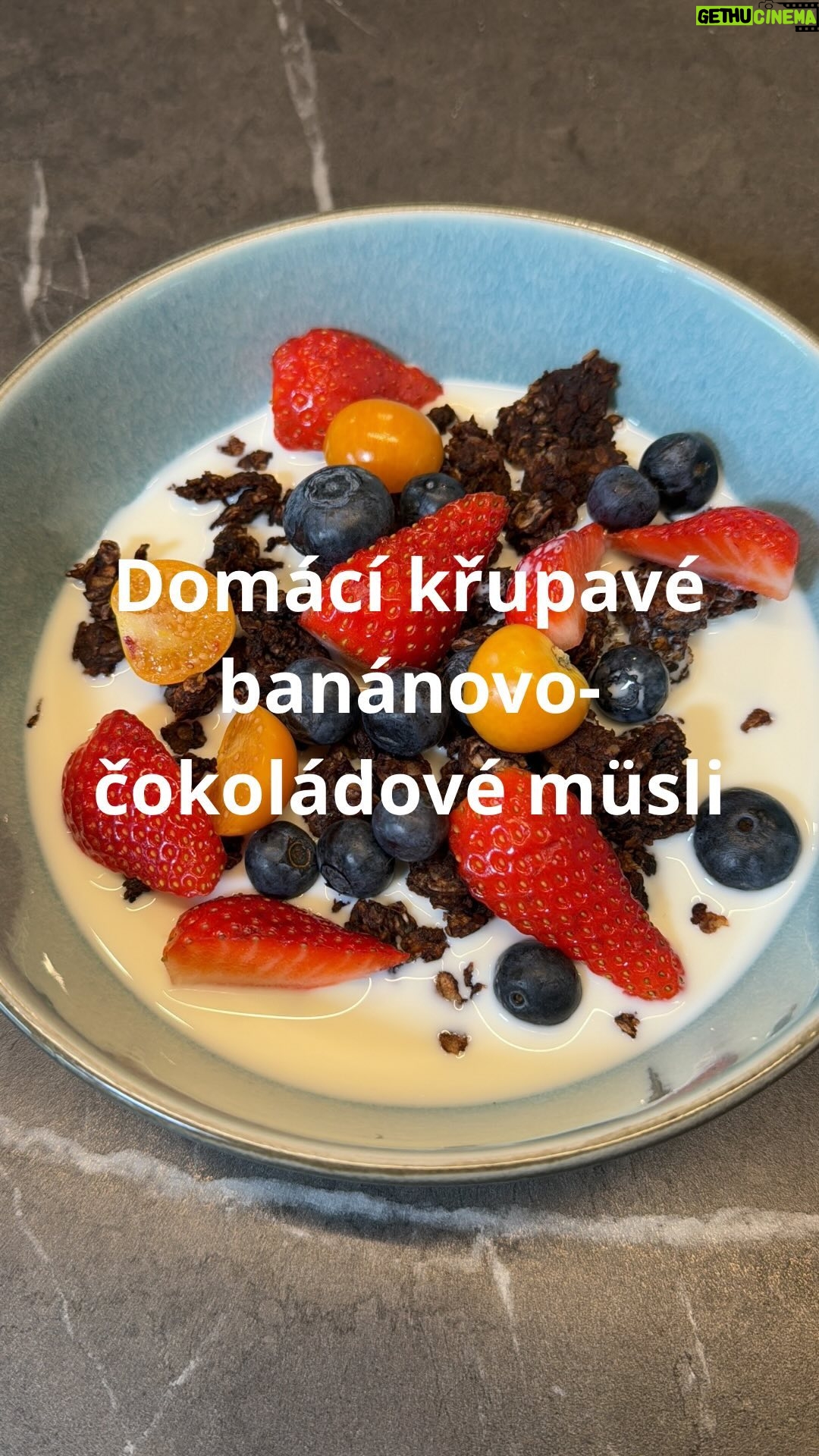 Roman Paulus - 2.2K Likes - RECEPT NA DOMÁCÍ KŘUPAVÉ BANÁNOVO-ČOKOLÁDOVÉ MÜSLI
Přemýšlíte každý den, jak si udělat rychlou a zdravou snídani a rohlík s máslem Vás už nebaví? Tak to mám tady tip přímo pro Vás. Zdravé a rychlé pochutnání ať už ke snídani nebo odpoledne ke svačině pro děti. Když navíc zapojíte do přípravy děti, věřte, že si tuto pochoutku zamilují. Stejně jako ty naše, tuto snídani už jedeme několikátý měsíc v kuse alespoň 1 x týdně.
A co snídáte většinou Vy? Máte nějaký zaručený recept, který si připravujete často, nebo preferujete něco rychlého jako chléb, máslo, šunka a šup do práce? Dejte mi vědět do komentářů a nezapomeňte mě sledovat pro více skvělých receptů a triků do kuchyně.
Co budete potřebovat?
2 × banán
2 × lžíce kakao
2 × lžíce javorový sirup
160 g celozrnné ovesné vločky
3 × lžíce kokosový olej
Jak budete postupovat?
Zralé banány rozmačkáme vidličkou a přidáme ovesné vločky. Kaši ochutíme kakaem a javorovým sirupem a dobře promícháme.
Směs orestujeme v pánvi s rozehřátým kokosovým tukem do křupava.
Podáváme v misce zalité mlékem či s jogurtem. Hodí se však i jako posypka snídaňových kaší, rychlá svačina na cesty nebo sladké chroupání k filmu.
Celou směs si můžete také připravit večer před spaním a ráno jen orestovat a budete mít čas si ještě vychutnat kávu.
Mísu, ve které jste suroviny míchali, hned nevymývejte. Nalijte do ní nejprve mléko, pořádně zamíchejte a získáte chutný nápoj.
#recepty #recept #snidane #sladkasnidane #müsli #muesli #vlocky #ovoce #mleko #jogurt #cokolada #dezert #svacina #kekave #sefkuchar #romanpauluschef #romanpaulus