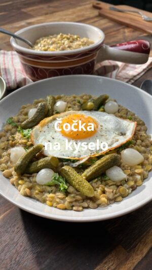 Roman Paulus Instagram - RECEPT NA ČOČKU NA KYSELO SE SÁZENÝM VEJCEM

Vařená čočka patří mezi oblíbené novoroční pokrmy, neboť se o ní říká, že pomůže zajistit dostatek peněz. Navíc, po včerejším „náročném“ večeru bychom měli tělu dopřát trošku odlehčení. Pojďte si se mnou uvařit čočku na kyselo, tak jako je zvykem v mnoha českých domácnostech. Můžete si tento pokrm nechat jako čistě vegetariánský s volským okem a nakládanou zeleninou, nebo přidat jemně pikantní klobásku.

A co Vy? Kdo z Vás si dává tradiční čočku? Nebo co vaříte dneska Vy?
 
Co budete potřebovat?

250 g sušená čočka
3 × lžíce oleje
1 × cibule
1 × lžíce hladká mouka
1 × snítka tymián
1 × lžíce krupicový cukr
50 ml ocet
2 × bobkový list
Sůl a pepř
4 × vejce „M“
1 × snítka listová petržel
100 g nakládané okurky
80 g cibulky ve sladkokyselém nálevu
 
Jak budete postupovat?

Čočku zalijeme studenou vodou, aby byla ponořená, a necháme odstát alespoň 2 hodiny nebo klidně přes noc.
 
Namočenou luštěninu slijeme, zalijeme čistou vodou asi 1 cm nad okraj a vaříme do měkka. Uvařenou čočku scedíme a odlitou vodu odložíme stranou na později.
 
Na dvou lžících oleje orestujeme nakrájenou cibuli. Jakmile začne zlátnout zasypeme moukou, připravíme cibulovou jíšku, kterou odstavíme a necháme krátce vychladnout.
 
Studenou cibulovou jíšku podlijeme teplou vodou z vaření čočky, promícháme, ochutíme nasekaným tymiánem, cukrem, octem dle chuti, bobkovým listem, solí, pepřem a necháme asi 10 minut vařit.
 
Následně přidáme vařenou čočku, promícháme a ještě krátce povaříme.
 
V pánvi se lžící rozpáleného oleje připravíme 4 volská oka. Na pánev rozklepneme vejce, osolíme, opepříme a propečeme.
 
Z hotové čočky vyndáme bobkové listy a podáváme s volským okem, nakládanými cibulkami a okurkami.

#recepty #recept #zdraverecepty #vegetarianskerecepty #vegetarian #vegetarianskejidlo  #cocka #novyrok #novorocni #vejce #vajicka #jidlojezaklad #jidlonaprvnimmiste #jidlo #obed #vecere #dnesjim #dnesjem #sefkuchar #romanpaulus #romanpauluschef