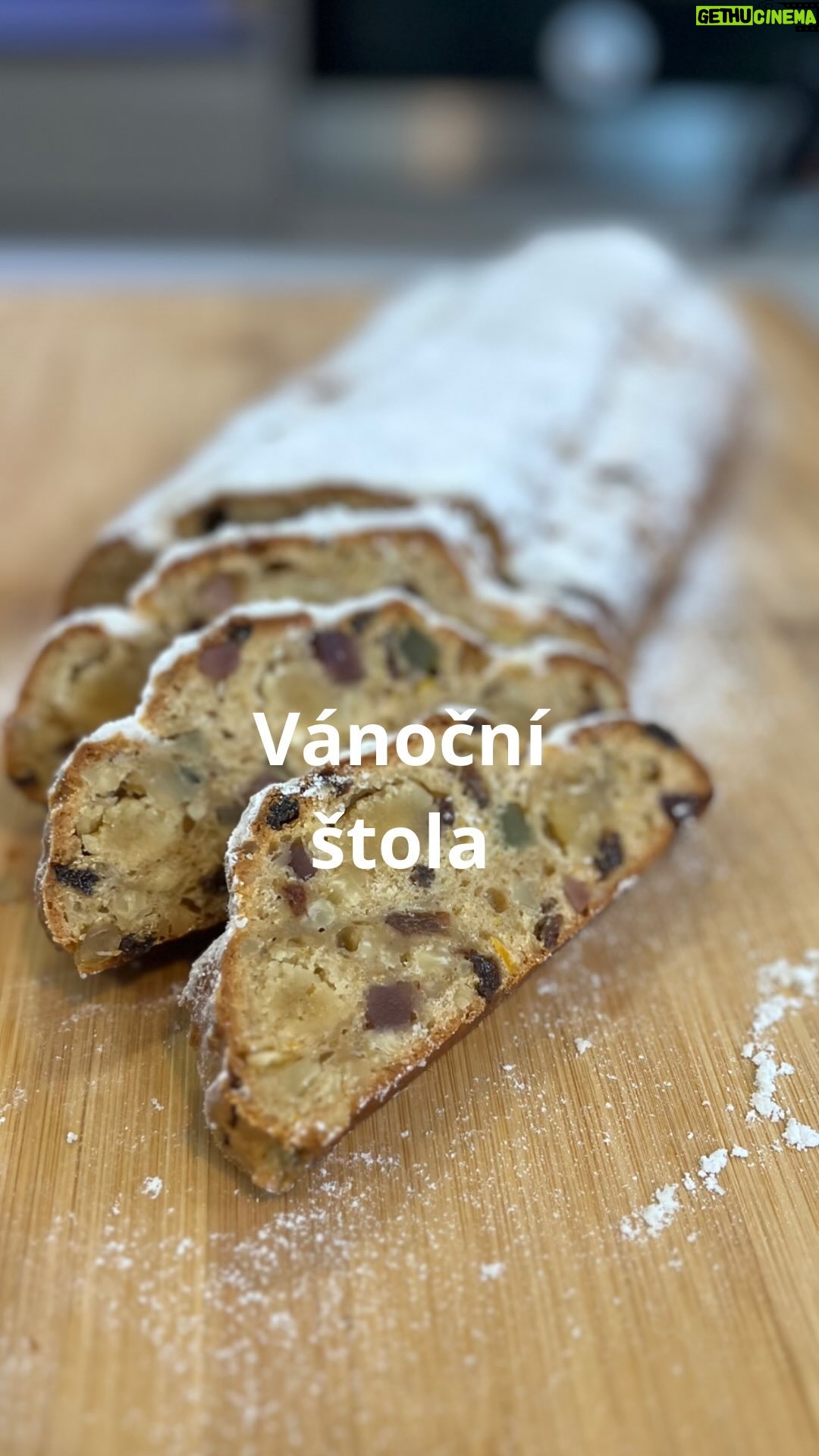 Roman Paulus - 1.3K Likes - RECEPT NA VÁNOČNÍ ŠTOLU
Chcete letos překvapit své blízké něčím speciálním? A co takhle upéct Vánoční štolou?
Vánoční štola je známá spíše v německy hovořících zemích, ale těší se velké oblibě i v naší kuchyni. Nemusíte ji kupovat v obchodě, připravte si ji se mnou sami doma! Je to velmi jednoduché a protože vánoční štola nemusí kynout, můžete si pochutnávat doslova za pár chvilek. Uvidíte, že se po ní zapráší rychleji, než se nadějete.
Už jste vyzkoušeli vánoční štolu? Která jiná vánoční specialita nesmí chybět na Vašem stole? Napište mi do komentářů. A nezapomeňte mě sledovat pro více skvělých receptů a triků do kuchyně!
Co budete potřebovat?
270 g rozinek
70 ml tuzemáku
370 g hladké mouky na pomoučnění
1 × bio citron (kůra)
1 × bio pomeranč (kůra)
1 × prášek do pečiva
90 g mandlí
2 × vejce „M“
250 g plnotučného tvarohu
perníkové koření
200 g kandované citrusové kůry
1 × vanilkový lusk
špetka soli
180 g marcipánu
245 g másla
krystalový cukr na posypání
moučkový cukr na posypání
Jak budete postupovat?
Rozinky namočíme do tuzemáku a necháme asi 2–3 hodiny nabobtnat. Mandle nasekáme nahrubo.
Mouku, rozinky namočené v alkoholu, citronovou a pomerančovou kůru, kypřicí prášek, sekané mandle, vejce, tvaroh, perníkové koření, kandovanou kůru, semínka z vanilkového lusku, 100 g másla a špetku soli zpracujeme v robotu v kompaktní těsto.
Připravené těsto rozdělíme na 3 stejné díly, z každého vyválíme váleček.
Marcipán smícháme s 45 g másla a rozdělíme na 3 díly. Na vále posypaným moučkovým cukrem vypracujeme 3 válečky, stejně dlouhé, jako válečky z těsta na štolu. Do každého válečku z těsta uděláme rýhu, do které vložíme marcipán a uzavřeme. Marcipán tak bude sloužit jako náplň.
Těsto s marcipánovou náplní přendáme na plech vystlaný pečicím papírem vyskládané do tvaru pyramidy (dva válce vedle sebe dolů a na ně jeden válec navrch).
Pečeme v troubě rozpálené na 160 °C asi 1 hodinu.
Čerstvě upečenou štolu bohatě pomažeme 100 g rozehřátého másla, posypeme krystalovým cukrem a necháme vychladnout. Studenou štolu zasypeme ještě moučkovým cukrem a servírujeme nakrájenou na plátky.
Ať se Vám povede!
