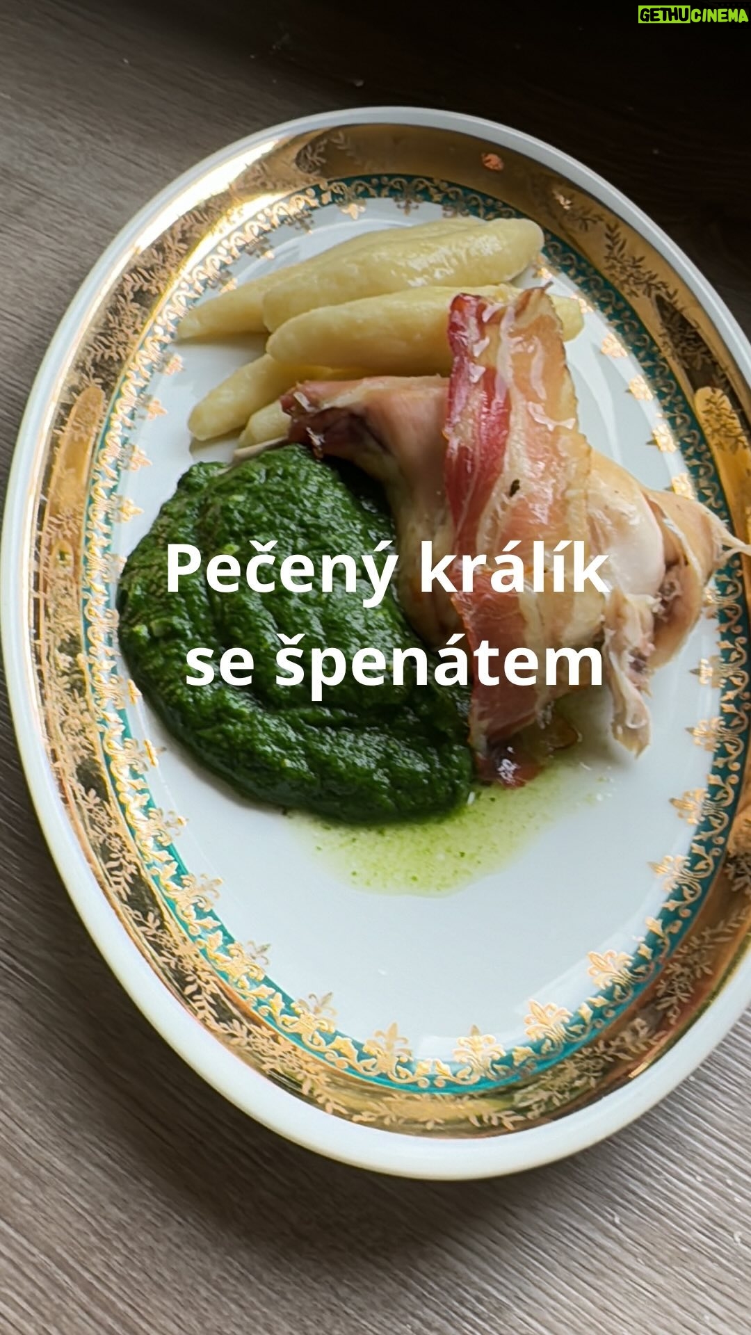 Roman Paulus - 816 Likes - RECEPT NA PEČENÉHO KRÁLÍKA
Dnes mám pro Vás lahodný recept na pečeného králíka se špenátem a bramborovými noky. Tento pokrm kombinuje jemnost králičího masa s bohatou chutí špenátu a domácích bramborových šišek🍽️🥔
Pečený králík je skvělou volbou pro speciální příležitosti nebo nedělní rodinný oběd. Připravte si ho s láskou a užijte si chvíle strávené u společného stolu. 😋✨
Máte svůj oblíbený recept na králíka? Podělte se se mnou a označte někoho, kdo by si tento pokrm měl také vyzkoušet! 👨🍳👩🍳 A nezapomeňte mě sledovat pro více skvělých receptů a triků do kuchyně.
Co budete potřebovat?
1 kus králíka
Sůl a pepř
Voda
Čerstvé bylinky – tymián, rozmarýn, šalvěj
česnek
100 g slaniny na plátky
Špenát
70 g másla
½ cibule
2 stroužky česneku
35 g hladké mouky
250 ml čerstvé smetany ke šlehání
350 g mraženého listového špenátu
Sůl, pepř, muškátový oříšek
Jak budete postupovat?
Králičí maso umyjeme pod tekoucí vodou, dáme do vyššího pekáčku. Pořádně posolíme ze všech stran, přidáme bylinky a stroužky česneku. Podlejeme vodou a zabalíme do aluminiové fólie. Dáme péct na 160*C a pečeme asi hodinu. Zkontrolujeme, podlijeme ještě jednou vodou, přidáme plátky slaniny a dáme ještě pod folii dopéct další cca hodinu.
Mezi tím si připravíme špenát. Já jsem měl zmražené špenátové pyré ze zahrádky, který se nám na jaře urodil ve velkém 😊. Na másle si připravíme jíšku s cibulí, pořádně promícháme a zalejeme smetanou. Přidáme špenátové pyré. ochutíme a necháme provařit.
Připravíme se také bramborové šišky – ty si ukážeme v příštím příspěvku.
Servírujeme na talíř bramborové šišky, špenát a králičí maso a polejeme výpekem.
#recepty #recept #zdraverecepty #jidlojezaklad #jidlonaprvnimmiste #jidlo #obed #vecere #dnesjim #dnesjem #sefkuchar #romanpaulus #romanpauluschef
#pecenykralik #domacikuchyne #bramborovenoky #brambory #kralik #peceni #pecenemaso #maso #spenat #rodina #rodinnyobed