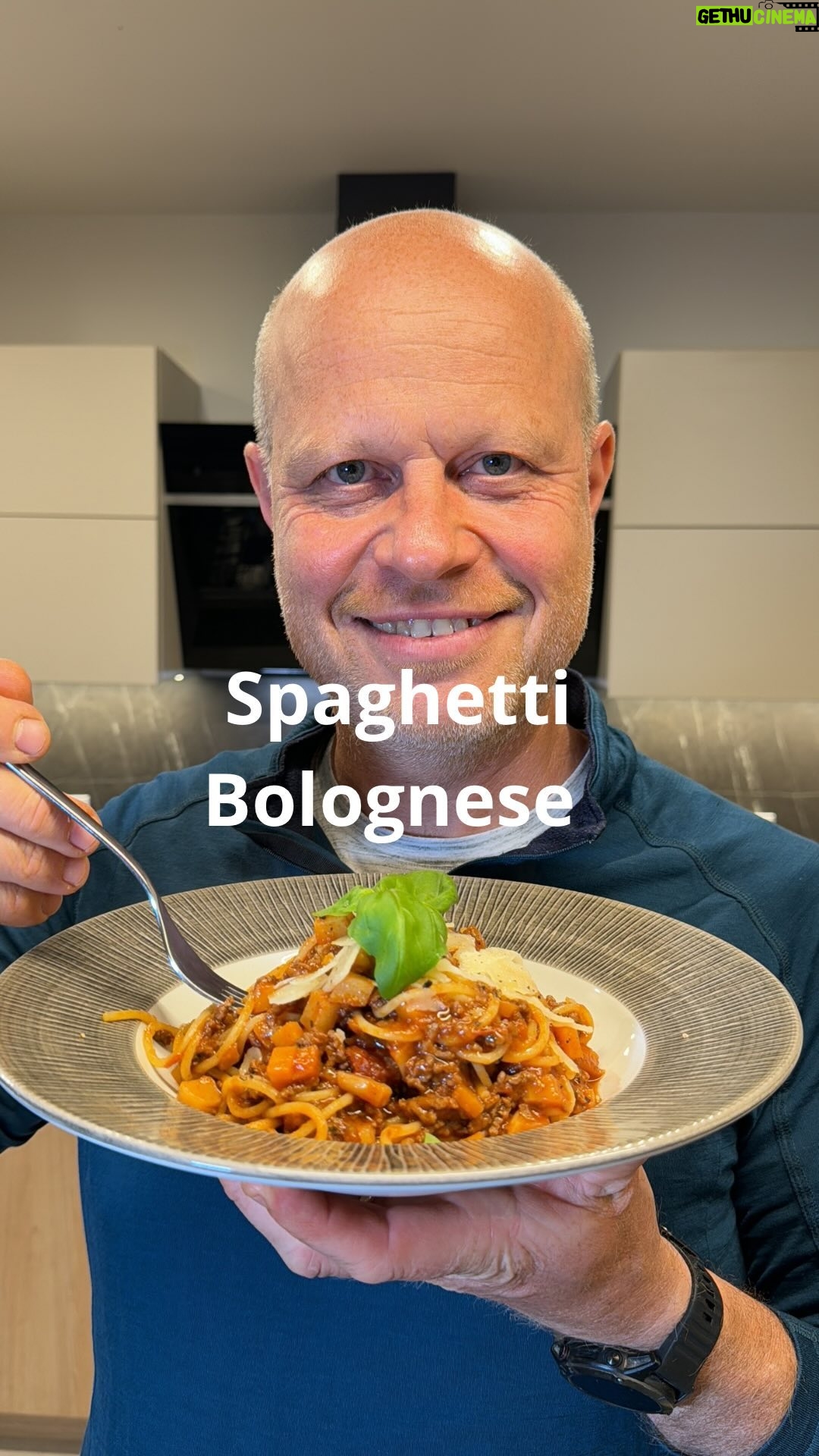Roman Paulus - 1.5K Likes - RECEPT NA SPAGHETTI BOLOGNESE
Kdo by neměl rád italskou kuchyni? Jednoduchá, ale naprosto úžasná jídla, plná chuti a vůně. Rajčata, česnek, těstoviny…. Nic víc Italové ani k životu nepotřebují….., teda pardón, sem tam přidají maso 😊. A takto vzniklo i toto úžasné jídlo. Určitě vyzkoušejte, je super. Recept mám od svého kolegy Itala, a byl na něj moc hrdý!
A co Vy, máte rádi italskou kuchyni? Co z italských pokrmů nejčastěji vaříte vy?? Dejte mi vědět do komentářů a nezapomeňte mě sledovat pro více skvělých receptů a triků do kuchyně.
Co budete potřebovat?
500 g špaget
400 g mletého masa mix
100 g kořenové zeleniny (mrkev, petržel, celer)
200 g pasírovaná rajčata
50 g cibule
5 × stroužků česneku
olivový olej
200 ml červeného vína
1 l hovězího nebo kuřecího vývaru
4 ks bobkového listu
5 kuliček černého pepře
5 kuliček nového koření
sůl a pepř
parmazán na posypání
bazalka na ozdobení
Jak budete postupovat?
V hrnci rozehřejeme olivový olej a orestujeme najemno nakrájenou cibuli a česnek. Mezitím nakrájíme kořenovou zeleninu najemno a přidáme k cibuli. Do orestované zeleniny přidáme mleté maso, důkladně promícháme a dál restujeme. Přidáme sůl, pepř, bobkový list a kuličky nového koření a pepře. Až to budeme mít pěkně zarestované, podlijeme červeným vínem. To necháme hezky vydusit (5–8 minut, aby se víno zredukovalo) a přidáme pasírovaná rajčata. Dusíme do měkka. Podlijeme vodou nebo ještě lépe vývarem a za občasného míchání omáčku vaříme.
Špagety vaříme v osolené vroucí vodě al dente a poté scedíme přes sítko. Na rozehřátou pánev přendáme část omáčky a uvařených špaget a dobře promícháme a necháme ještě cca 1 minutu vařit.
Špagety servírujeme na hluboký talíř, pokapeme olivovým olejem, posypeme strouhaným sýrem, trochu opepříme a ozdobíme lístky čerstvé bazalky.
Dobrou chuť!!
#recepty #recept #tradicni #italske #spaghetti #bolognese #testoviny #italie #italy #jidlojezaklad #jidlonaprvnimmiste #jidlo #obed #vecere #dnesjim #dnesjem #sefkuchar #romanpaulus #romanpauluschef