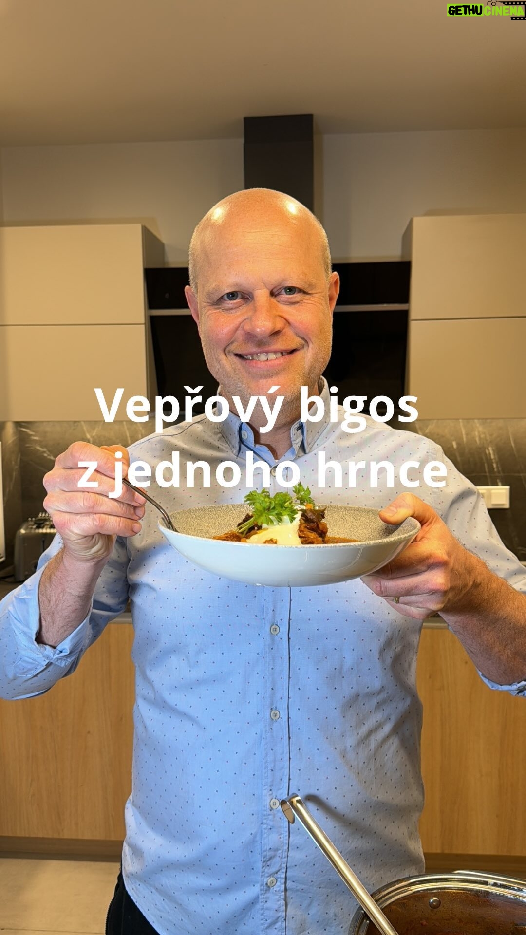 Roman Paulus - 809 Likes - RECEPT NA VEPŘOVÝ BIGOS
Dnes mám pro Vás recept na velkou specialitu. Pokud máte rádi jídla typu segedínského guláše, na tomhle jídle si zaručeně pochutnáte. Jedná se o tradiční slovanské jídlo, které se podobá nám známějšímu segedínu, ale na rozdíl od něj obsahuje řadu netypických surovin, jakými jsou například čerstvé zelí a kysané zelí, sušené švestky a teď se podržte, i slivovici!
Kromě toho, že nebudete muset při vaření špinit mnoho nádobí, bude vám stačit jako příloha jenom čerstvý chléb.
Tak kdo toto skvělé jídlo vyzkouší se mnou? Vaříte rádi v jednom hrnci a neušpiníte tak horu nádobí? Já tedy ano! Napište mi do komentářů, jaké jídlo z jednoho hrnce máte nejraději Vy a nezapomeňte mě sledovat pro více skvělých receptů a triků do kuchyně.
Co budete potřebovat?
3 × lžíce vepřové sádlo
200 g anglická slanina
3 × bobkový list
3 × cibule
4 x stroužek česneku
200 g uherská pikantní klobása
100 g žampiony
600 g vepřová plec na kostky
100 g sekaná rajčata
1 × lžička drcený kmín
Sůl a pepř
1 × lžíce mletá sladká paprika
1 x lžíce mletá pálivá paprika
10 × sušené švestky
0,5 dcl Vizovické slivovice Valjevka
1,5 l vývaru
250 g kysané zelí
250 g čerstvé zelí
4 lžíce zakysané smetany
1 × lžíce sekaná listová petržel
Čerstvě upečený chléb
Jak budete postupovat?
Ve velkém hrnci rozehřejeme sádlo a orestujeme na něm nakrájenou slaninu. Přidáme bobkový list, nakrájenou cibulí a orestujeme do sklovata.
Přidáme pokrájenou klobásu a žampiony a restujeme asi 5 minut. Následně doplníme o na kostky nakrájenou vepřovou plec a zarestujeme.
V mističce zalejeme předem nakrájené sušené švestky Vizovickou slivovicí Valjevka a necháme pěkně nabobtnat.
Základ ochutíme sekanými rajčaty, mletým kmínem, solí, pepřem a zaprášíme mletou paprikou. Přimícháme namočené sušené švestky i se zbytkem slivovice, zalijeme vývarem, přidáme kysané i čerstvé nakrouhané zelí. Na mírném plameni za občasného míchání pomalu dusíme do měkka.
Podáváme v hlubokém talíři s čerstvým chlebem ozdobené kysanou smetanou a sekanou listovou petrželí.
Nejlepší Vám bude chutnat, když si Bigos dáte i se skleničkou výborné slivovice Valjevka, kterou jsme použili i na vaření.
Na zdraví a dobrou chuť.