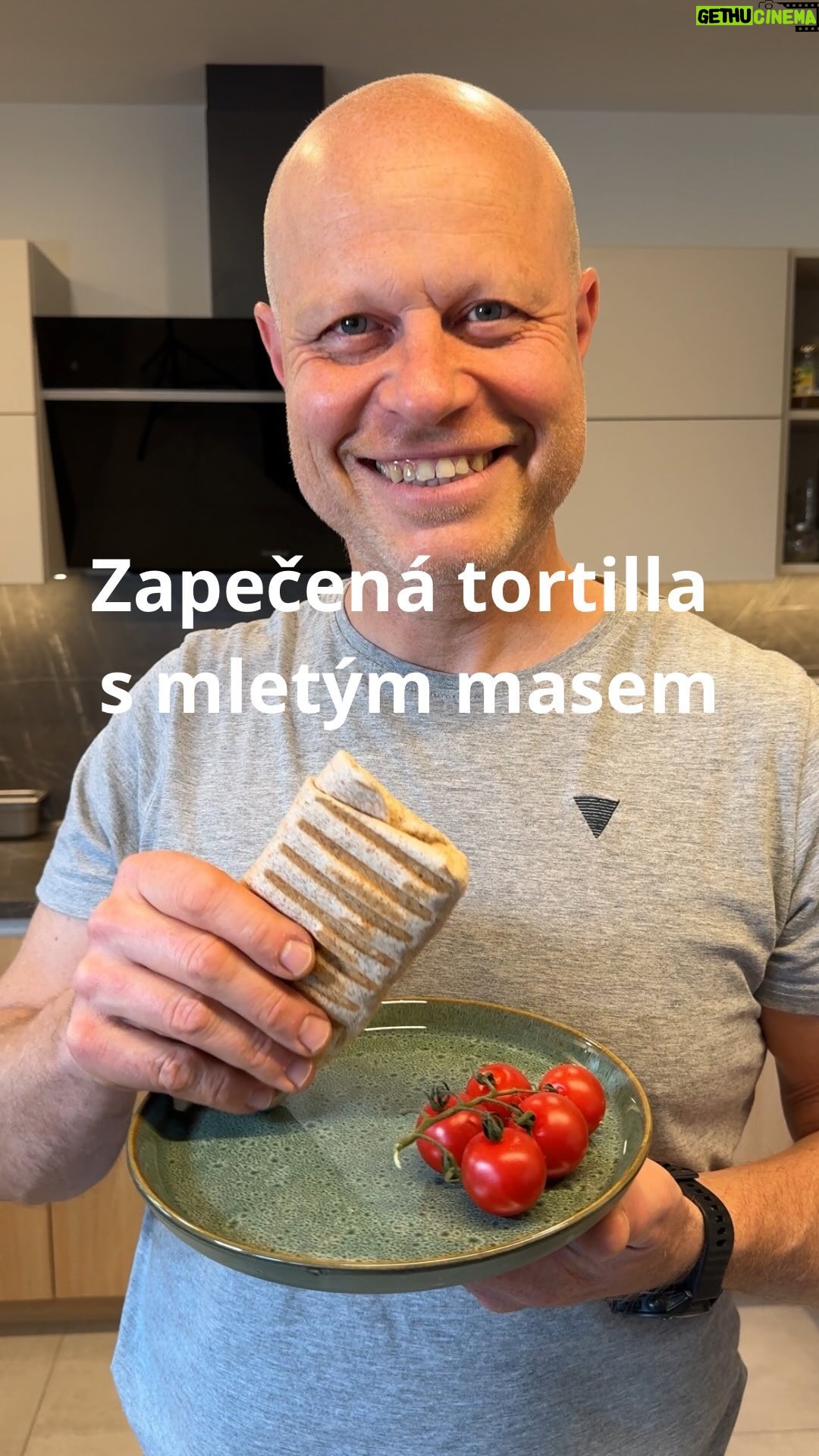 Roman Paulus - 6.4K Likes - RECEPT NA ZAPEČENOU TORTILLU S MLETÝM MASEM
Máte rádi rychlé teplé večeře? Tak to tady mám super rychlý recept přímo pro Vás! Zapečené tortilly s mletým masem, na kterých si pochutná celá rodina. Je to velká dobrota, o té doby, co jsem je jednou zkusil, je naše děti chtějí pořád. Pojďte je vyzkoušet také a dejte mi vědět, jak si pochutnala Vaše rodina.
Zkoušeli jste už plněné tortilly? Čím jste je plnili Vy? Dejte mi vědět do komentářů a nezapomeňte mě sledovat pro více skvělých jednoduchých receptů a triků do kuchyně.
Co budete potřebovat?
500 g mletého masa mix
1 cibule
2 lž rostlinného oleje
100 g kukuřice
100 g sekaných rajčat / passata
Sůl a pepř
Tabasco
100 g sýr chedar
4 tortilly
Špenát
Jak budete postupovat?
Na rostlinném oleji si orestujeme cibuli nakrájenou na kostičky, přidáme mleté maso, tabasco, osolíme, opepříme a restujeme. Poté vmícháme rajčata a necháme vařit a přidáme kukuřici.
Tortillu si nejdříve ohřejeme na pánvičce nebo v mikrovlnce, aby byla měkká a vláčná a plníme orestovaným masem, nastrouhaným sýrem a špenátem. Zarolujeme tak, jak je znázorněno ve videu a necháme zapéct v toustovači nebo v kontaktním grilu na 3 minuty.
Podáváme s čerstvou zeleninou.
Dobrou chuť.
#recepty #recept #zdraverecepty #rychle #rychlerecepty #mletemaso #mlete #tortilla #kukurice #rajcata #jidlojezaklad #jidlonaprvnimmiste #jidlo #obed #vecere #dnesjim #dnesjem #sefkuchar #romanpaulus #romanpauluschef