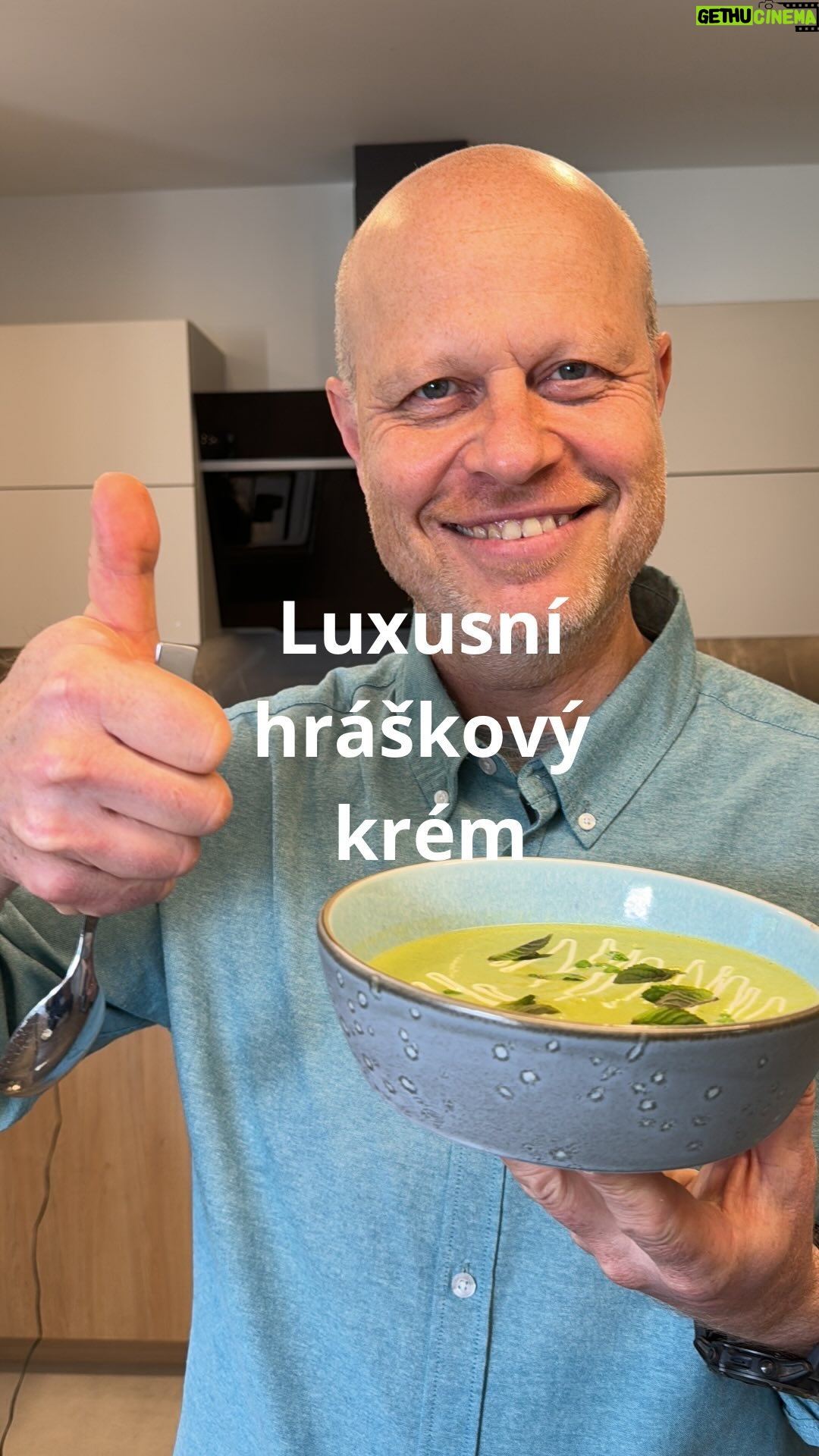 Roman Paulus - 1.9K Likes - RECEPT NA HRÁŠKOVÝ KRÉM
Jste milovníky krémových polévek a hledáte novou inspiraci? Vyzkoušejte se mnou moji nejoblíbenější polévku, kterou doma vaříme opravdu často. Je jednoduchá, rychlá a její úžasnou chuť si oblíbí celá vaše rodina. Ohromí Vás hlavně svojí sytou zelenou barvou po zeleném hrášku, kterou díky krátkému vaření neztratí. Určitě ji vyzkoušejte a sami uvidíte, že tato neobvyklá verze krémové polévky se stane vaší nejoblíbenější.
Jaké polévky vaříte nejčastěji Vy? Krémové, zeleninové nebo spíš vývar? Dejte mi vědět do komentářů a nezapomeňte mě sledovat pro více skvělých jednoduchých receptů a triků do kuchyně.
Co budete potřebovat?
70 g máslo
50 g bílá cibule, šalotka nebo pórek (světlá část)
400 g čerstvý hrášek
500 ml kuřecí vývar
Sůl a pepř
Máta
100 ml čerstvá smetana (33 % tuku)
Zakysaná smetana na ozdobu
Jak budete postupovat?
Ve větším hrnci si rozehřejeme máslo a orestujeme cibuli nebo šalotku či bílou část z pórku do sklovata. Přidáme 300 g hrášku, chvilku zarestujeme, osolíme, opepříme a podlijeme lehkým kuřecím vývarem. Vaříme pouze krátce 5 - 6 minut, aby hrášek neztratil barvu. V průběhu vaření přidáme smetanu a lístky čerstvé máty. Rozmixujeme kuchyňským mixérem a servírujeme do hlubokého talíře. Jako vložku do polévky použijeme zbylý (teď již rozmražený) hrášek, zdobíme zakysanou smetanou a čerstvými lístky máty.
Dobrou chuť!
#recepty #recept #zdraverecepty #polevka #krem #hrasek #hraskovykrem #cibule #smetana #jaro #zelenina #zelena #sezona #jidlojezaklad #jidlonaprvnimmiste #jidlo #obed #vecere #dnesjim #dnesjem #sefkuchar #romanpaulus #romanpauluschef