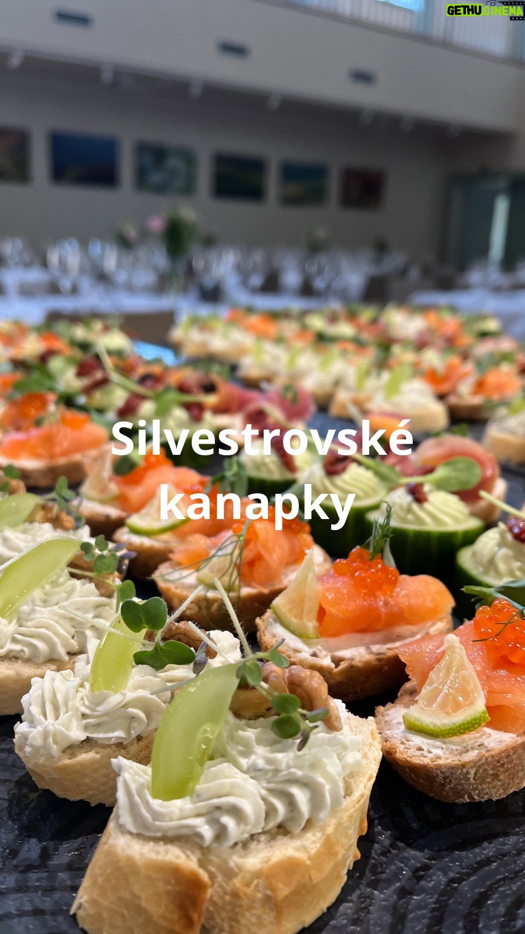 Roman Paulus - 3.3K Likes - TIP NA SILVESTROVSKÉ KANAPKY
Pojďte si dnes se mnou připravit neobyčejné občerstvení nejen na silvestrovskou oslavu. Malé chlebíčky neboli kanapky se hodí na každou příležitost. Jsou nejen krásné na pohled, ale i vynikající na chuť. Připravte je se mnou a uvidíte, že všichni u slavnostního stolu budou nadšeni.
Jaké občerstvení chystáte na oslavy vy? Pečete domácí tyčinky nebo připravujete chlebíčky či kanapky? Dejte mi vědět do komentářů a nezapomeňte mě sledovat pro více skvělých receptů a triků do kuchyně.
Jaké kanapky si můžete připravit a co budete potřebovat?
Na všechny kanapky, které vidíte na mém videu, budete potřebovat dlouhou francouzskou bagetu – světlou nebo celozrnnou. Dále pak zdobíte tak, jak vidíte nebo podle své fantazie.
Ať se Vám povedou!
Kanapky se sýrem niva
150 g nivy
50 g másla
hroznové víno
půlka vlašského ořechu
Cherry rajčátko
bylinky
Kanapky se šunkou
Šunka
Lučina
Cherry rajčátko
Žlutá nebo červená paprika
bylinky
Kanapky s uzeným lososem
Uzený losos – plátky
Lučina
Kopr
Citrón / limetka
Kapary
Lososový kaviár
Okurková kanapka
Okurka
Guacamole
Sušená rajčata
Bylinky
Dobrou chuť!
#recepty #recept #zdraverecepty #oslava #novyrok #silvestr #obcerstveni #chlebicky #kanapky #2024 #jidlojezaklad #jidlonaprvnimmiste #jidlo #vecere #dnesjim #dnesjem #sefkuchar #romanpaulus #romanpauluschef
