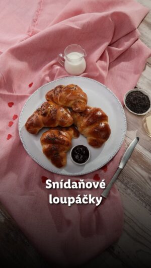 Roman Paulus Instagram - Jestli milujete domácí loupáky, recept na ně najdete tady 👇🏻

400 g hladké mouky
65 g krupicového cukru
25 g čerstvého droždí
80 g másla
jedno vejce „M“   na potření
200 ml plnotučného mléka
4 g soli
mák na posypání

Mouku, cukr, nadrobené droždí, změklé máslo, vejce, vlažné mléko a trochu soli vypracujeme v robotu v hladké těsto.

Zakryjte utěrkou a necháme kynout asi hodinu na teplém místě do zdvojnásobení.

Po vykynutí vzniklé těsto rozdělíme na 12 kousků a vytvarujeme loupáky, které pečeme 10-15 minut na 175 stupňů.

Podrobnější recept i s videem najdete v biu Kuchyně Lidlu. 🧑🏼‍🍳 

#lidlcz #kuchynelidlu #valentyn #loupaky #peceni