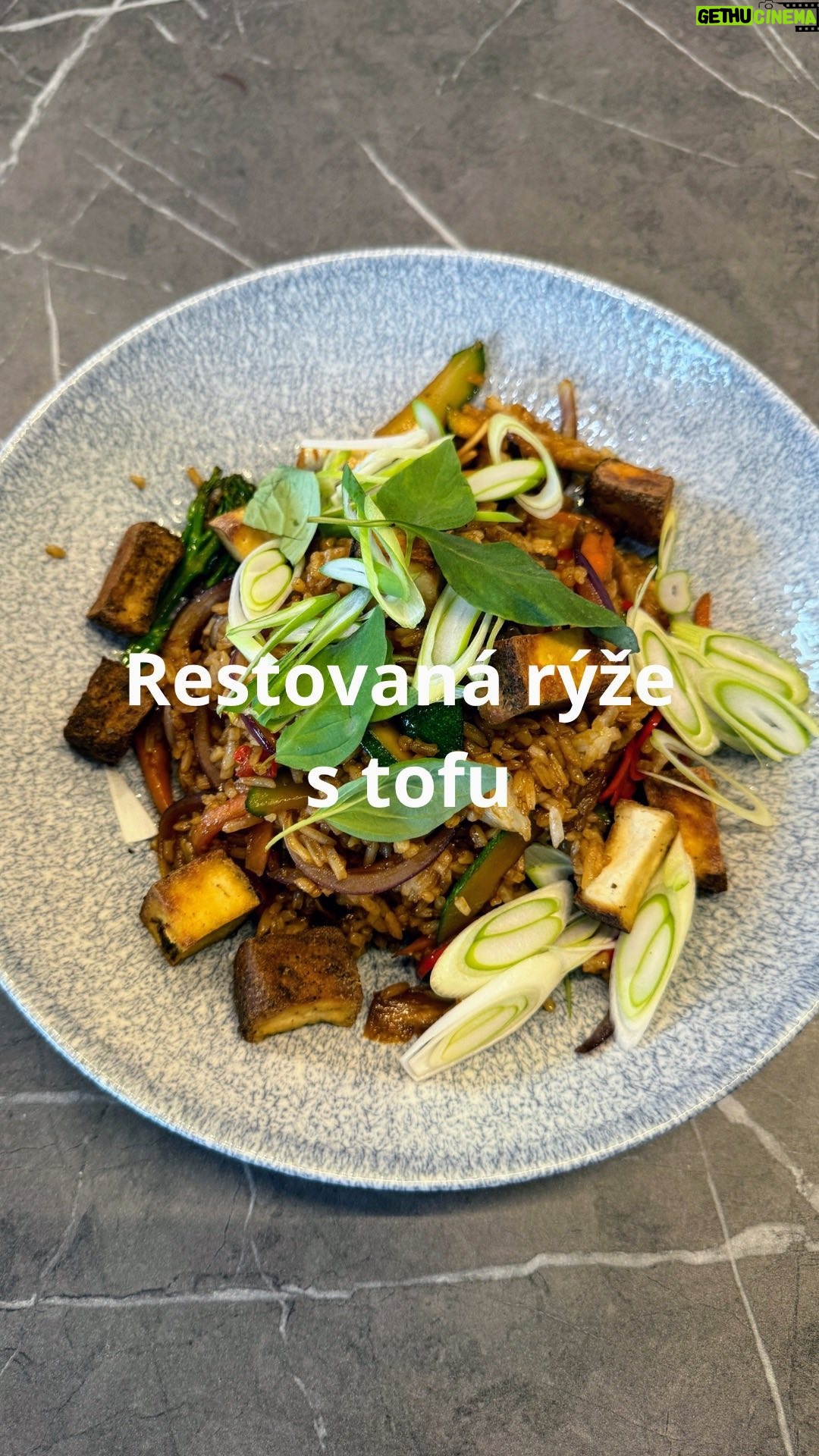Roman Paulus - 2.2K Likes - RESTOVANÁ RÝŽE
Dnes mám pro Vás skvělý tip na rychlou a chuťově úžasnou večeři, kterou si oblíbí celá rodina. Stačí Vám jen pár surovin a báječné jídlo je na světě během pár minut. Recept určitě vyzkoušejte, pochutnáte si.
A co Vy a rychlé večeře? Máte raději takovéto teplé rychlovky, které hezky zasytí nebo si raději namažete rohlík máslem se šunkou? Napište mi do komentáře, recept si určitě uložte, ať ho nemusíte složitě hledat, až budete příště vařit a nezapomeňte mě sledovat pro více skvělých receptů a triků do kuchyně.
Co budete potřebovat?
Na 2 porce
1 × červená cibule
4 × stroužky česneku
50 g mrkve
50 g hlívy ústřičné
50 g papriky
50 g brokolice
50 g cukety
1 × pálivá paprička
30 g zázvoru
4 × lžíce sezamového oleje
rybí omáčka dle chuti
Světlá sójová omáčka dle chuti
Tmavá sójová omáčka dle chuti
400 g jasmínové rýže
1 balení marinovaného tofu
nebo 200 g krůtí prsa
Jarní cibulka
Thajská bazalka
Jak budete postupovat?
Do wok pánve si na sezamovém oleji na prudko orestujeme cibuli, česnek, mrkev, pálivou papričku, papriky, hlívu ústřičnou, brokolici, cuketu. Ochutíme rybí omáčkou, světlou a tmavou sójovou omáčkou a přidáme uvařenou jasmínovou rýži. Dobře promícháme a necháme pořádně prohřát a spojit všechny chutě dohromady.
Přidáme orestované marinované tofu, nakrájenou lahůdkovou cibulku a thajskou bazalku.
Dobrou chuť.
#recepty #recept #zdraverecepty #asie #ryze #friedrice #zelenina #paprika #chilli #cibule #cesnek #tofu #vegetarian #vegetarianskerecepty #jidlojezaklad #jidlonaprvnimmiste #jidlo #obed #vecere #dnesjim #dnesjem #sefkuchar #romanpaulus #romanpauluschef