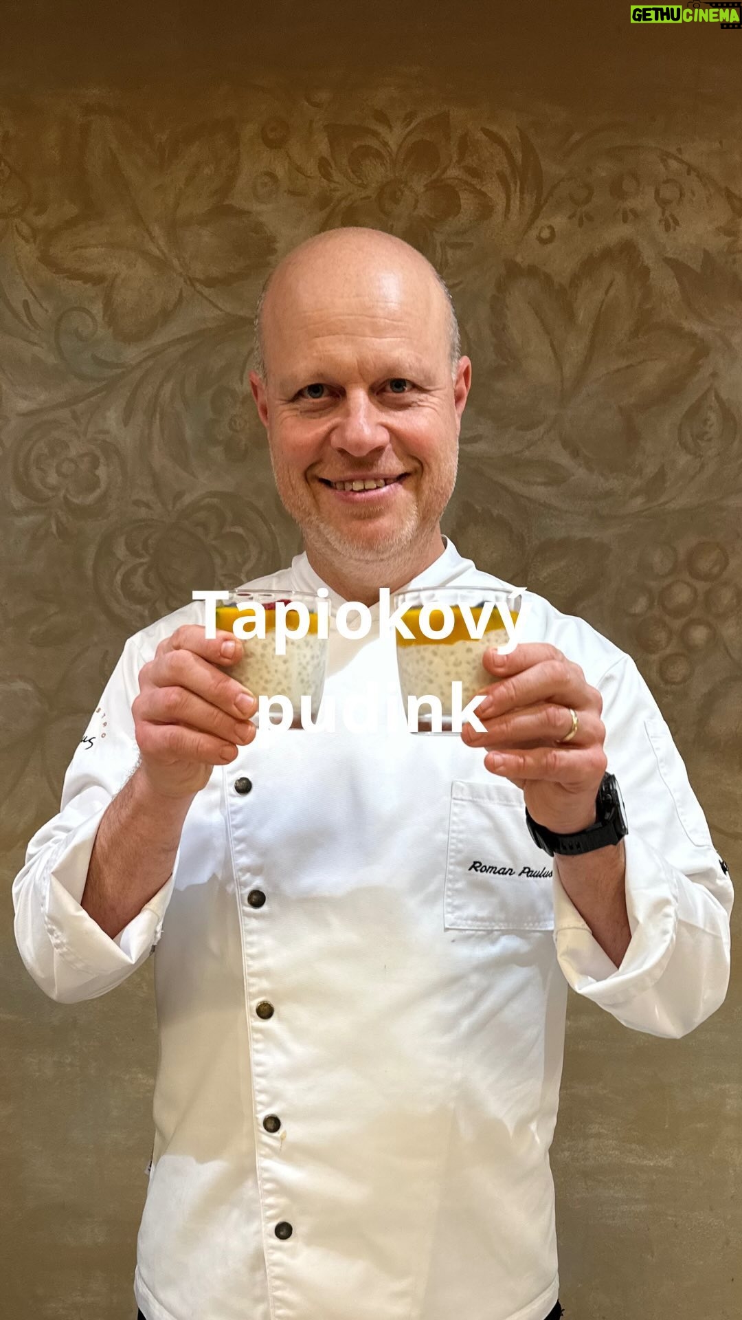 Roman Paulus - 4.4K Likes - RECEPT NA TAPIOKOVÝ PUDINK
Dnes pokračujeme v exotických receptech 😊.
V minulých reelsech jsme si povídali o manioku a maniokových chipsem a nyní završíme naše povídání receptem z tapioky.
A co to ta tapioka vlastně je?
Tapiokové perly se vyrábí ze škrobu kořene rostliny manioku, který roste v tropických oblastech.
Tapioka je takřka bez alergenu, neobsahuje lepek a je lehce stravitelná. Obsahuje velké množství jednoduchých sacharidů a je velmi kalorická. I díky tomu pomáhá nasytit hladové v rozvojových zemích a celosvětově je hojně využívaná.
My si z ní dnes uděláme skvělý dezert, na kterém si pochutná celá rodina. Stačí ho jen ozdobit ovocem, které máte nejraději a úžasná svačinka je na světě.
Které ovoce to u Vás vyhraje? Máte raději bobuloviny (borůvky, maliny,..), nebo raději mlsáte exotické ovoce (mučenka, mango,…)? Dejte mi vědět do komentářů a nezapomeňte mě sledovat pro více skvělých receptů a tipů do kuchyně.
Co budete potřebovat?
Na pudink
100 g tapiokových perel
500 ml vody voda na zalití
500 ml kokosového mléka
4 × lžíce sladidla (cukru, medu, třtinového cukru, stévie)
špetka soli
Na ovocnou omáčku
čerstvé ovoce (jahody, borůvky)
2 × mučenky (semínka)
mango
restovaný kokos
Jak budete postupovat?
Tapioku namočíme do studené vody a necháme 25 minut nabobtnat. Slijeme přes sítko a společně s 500 ml vody, 200 ml kokosového mléka, cukrem (sladidlem) a špetkou soli přivedeme k varu. Nejprve zprudka a následně pomalu za stálého míchání vaříme asi 10 minut, dokud kuličky nezprůhlední a směs nezhoustne. Sundáme z ohně a necháme vychladnout.
Do vychladlého základu důkladně zamícháme zbytek kokosového mléka a naplníme do připravených sklenic.
Doplníme podle chuti - například jahodovou omáčkou, čerstvými jahodami, malinami a borůvkami nebo pokud máte raději exotické ovoce, můžete ozdobit mučenkovými semínky, zralým mangem a opečenými plátky kokosu.
JAK PŘIPRAVIT OVOCNOU OMÁČKU?
Jahody nebo mango rozvaříme, podle chuti osladíme cukrem a nakonec propasírujeme přes jemné sítko, abychom je zbavili semínek. Necháme vychladnout. Tímto způsobem lze připravit pyré i z jiného ovoce.
Ať se Vám povede!