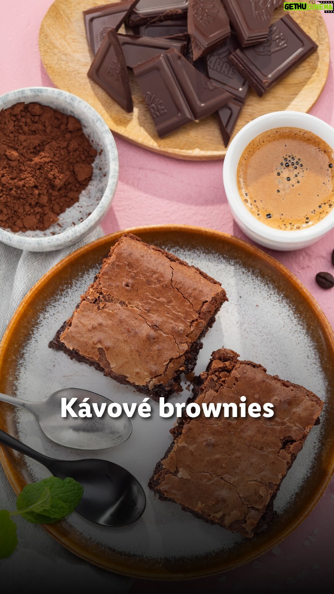 Roman Paulus - 759 Likes - Tomuhle kávovému brownies s hořkou čokoládou prostě neodoláte. 🤤 Tak honem do bia Kuchyně Lidlu, kde už čeká celý recept na tuhle luxusní dobrotu. 🍫
#cukr #kava #cokolada #lidlcz #kuchynelidlu #brownies