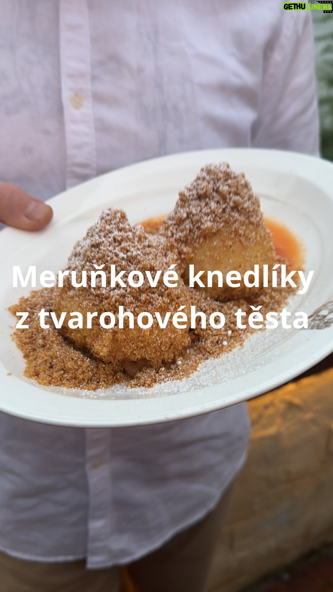 Roman Paulus - 1.8K Likes - RECEPT NA MERUŇKOVÉ KNEDLÍKY Z WACHAU 🍑🍑🍑
Všechny Vás zdravím z údolí Wachau, kde jsem včera vařil na letním festivalu v @schloss_duernstein
Tento hotel je moje srdcovka, protože jsem se zde před 33 lety vyučil. Nyní sem každoročně jezdím na letní festival, kde vařím jako hostující kuchař.
Co si nikdy nesmím nechat ujít jsou naprosto úchvatné meruňkové knedlíky, které tady vaří ta stejná paní kuchařka, která je vařila už za mých učňovských let 👍💪, stejný recept už 40 let. Ale proč měnit něco, co tak skvěle funguje, že?
Přináším Vám tedy „poklad“, který si zde střeží jako oko v hlavě, snad mi odpustí… 😊
A co Vy? Máte nějaký pokrm nebo místo, kam se pravidelně vracíte a pochutnáváte si? Napište mi do komentářů a nezapomeňte mě sledovat pro více skvělých a jednoduchých receptů a triků do kuchyně.
Co budete potřebovat?
500 g měkkého tučného tvarohu
2 vejce „M”
140 g másla
sůl
vanilinový cukr dle chuti
cukr krystal dle chuti
2 citrony (kůra)
140 g hladké mouky
140 g dětské krupice
tuzemák
strouhanka
skořice mletá
meruňková marmeláda
Jak budete postupovat?
Tvaroh smíchejte s vejcem a rozpuštěným máslem, osolte, přidejte vanilinový a krystalový cukr dle chuti, citronovou kůru, mouku a krupici. Dobře zamíchejte a nechte alespoň hodinu odležet v lednici. Vodu, ve které se budou knedlíky vařit, ochuťte vanilinovým cukrem, nakrájenou citronovou kůrou a tuzemákem.
Těsto rozdělte na menší části, do kterých zabalte meruňky. Vařte podle velikosti 8 – 10 minut, meruňky by měly být hezky vařené. Po uvaření obalte v orestované strouhance s trochou cukru a skořicí. Pod knedlíky můžete dát lžíci meruňkové marmelády, dodá knedlíkům dokonalou chuť.
Držím palce ať se vám povedou!
#merunky #merunkoveknedliky #leto sezona #letni #knedliky #recepty #recept #sladkerecepty #dezert #dezerty #obed #vecere #svacina #deti #jidlo #wachau #vino #jidlojelaska #sefkuchar #romanpaulus #romanpauluschef
