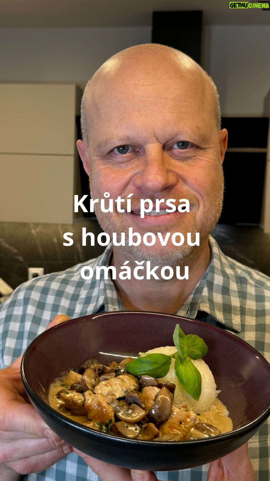 Roman Paulus - 1.3K Likes - RECEPT NA KRŮTÍ PRSA S HOUBOVOU OMÁČKU
Dnes mám pro Vás snadný a chutný recept na krůtí prsa s houbovou omáčkou. Skvělý rychlý oběd nebo večeře, kterou máte za pár minut na stole a garantuji Vám, že se budou všichni strávníci olizovat.
Těšíte se na houbovou sezónu? Já tedy moc! Dejte mi vědět do komentářů a nezapomeňte si recept uložit ať jej lehce najdete. Sledujte mě pro více skvělých receptů a triků do kuchyně.
Co budete potřebovat?
rostlinný olej
1 × cibule
4 × stroužky česneku
200 g žampionů
1 lžíci másla
50 ml brandy
200 ml krůtího nebo drůbežího vývaru
100 ml čerstvé smetany ke šlehání (obsah tuku 33 %)
600 g krůtích prsou
Sůl a pepř
2 × lžíce sekané listové petržel
Jak budete postupovat?
Krůtí prsa nakrájíme na nudličky, opepříme a osolíme. Ve velké pánvi rozpálíme rostlinný olej a maso ze všech stran zprudka orestujeme. Kousky masa vyndáme bokem na talíř.
Na stejnou pánvičku nalijeme olej. Cibuli nakrájenou najemno a česnek na plátky pomalu restujeme a necháme zesklovatět. Očištěné a omyté žampiony nakrájíme na čtvrtky a přidáme máslo a krátce restujeme. Zarestovaný základ podlijeme brandy (můžeme i flambovat). Krátce povaříme a dle potřeby podlijeme vývarem. Když se vývar trochu zredukuje, přilijeme smetanu a vaříme asi 5 minut. Do omáčky vrátíme kousky masa necháme je hezky spojit. Nakonec přidáme nasekanou listovou petržel a důkladně promícháme.
Na mělký talíř naservírujeme krůtí prsa v houbové omáčce. Jako příloha se skvělé hodí dušená rýže nebo bramborové noky. Můžeme podávat i s vařenou brokolicí.
Dobrou chuť!
#recepty #recept #rychle #rychlerecepty #kruta #kruti #krutimaso #maso #smetana #houby #zampiony #houbovaomacka #omacka #jidlojezaklad #jidlonaprvnimmiste #jidlo #obed #vecere #dnesjim #dnesjem #sefkuchar #romanpaulus #romanpauluschef