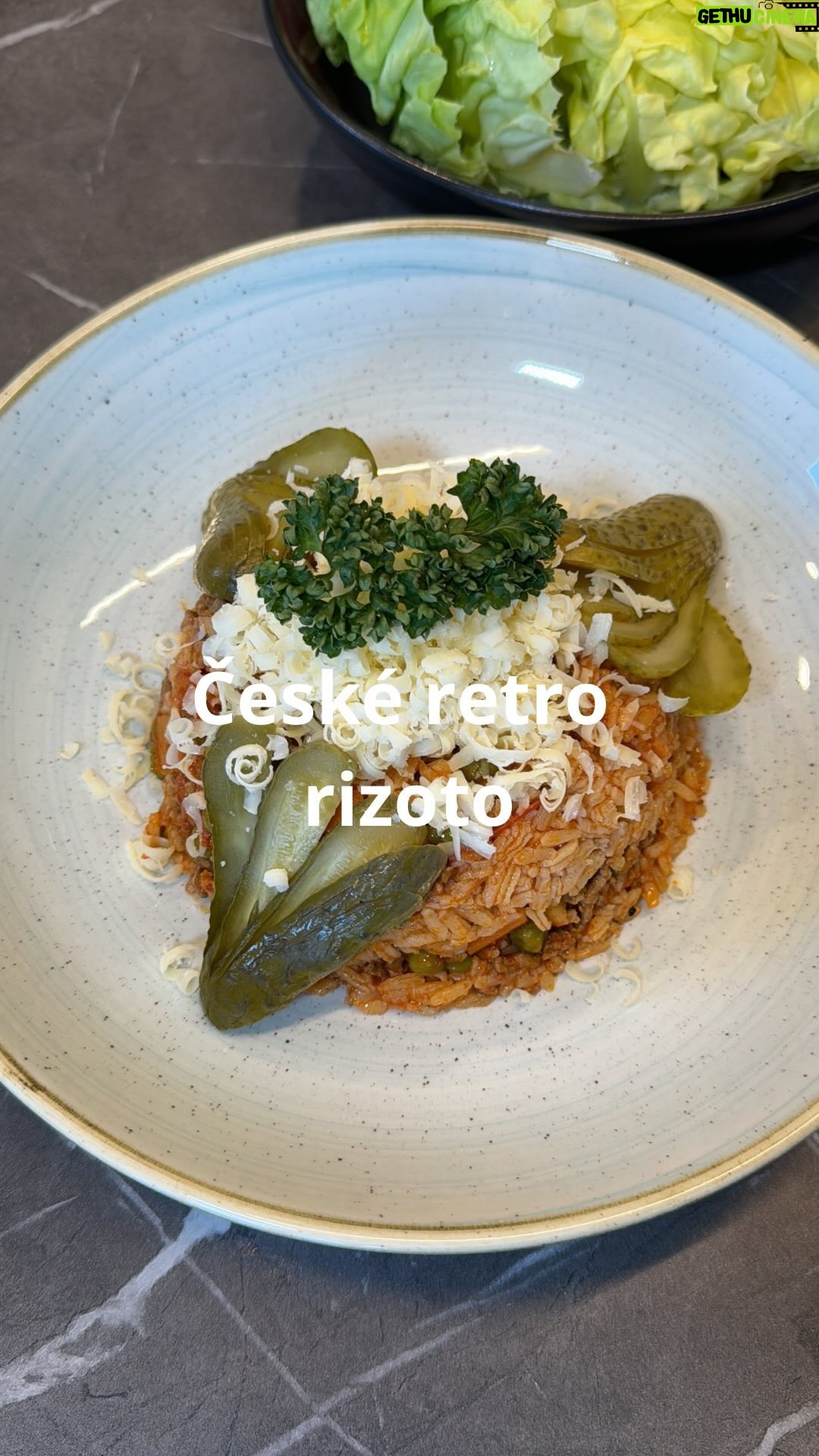 Roman Paulus - 4.6K Likes - RECEPT NA “RETRO ČESKÉ RIZOTO” S MLETÝM MASEM, STROUHANÝM SÝREM A KYSELOU OKURKOU
Vzpomenete si ještě na rizoto ze školní jídelny? Já ho měl vždycky moc rád. Uvařte si ho nyní se mnou, jsem si jist, že si pochutnáte!!! Je to taková vzpomínka má školní léta nebo na chatu u babičky, která tyto rychlé a dobré pokrmy vždycky vařila. Nejvíc jsme si pochutnali na strouhaném eidamu a kyselých okurkách… 😉
Kdo to má tak stejně???
Děláte si doma občas “české rizoto” nebo mate raději to pravé italské risotto?? Dejte mi vědět do komentářů a nezapomeňte mě sledovat pro více skvělých jednoduchých receptů s triků do kuchyně!
Co budete potřebovat?
2 × lžíce sádla
400 g mletého masa mix
Sůl a pepř
3 × bobkové listy
2 × cibule
4 × stroužky česneku
65 g mrkve
70 g celeru
65 g petržele
200 g sekaných rajčat
2 × lžíce sladké papriky
1 l drůbežího vývaru
400 g rýže
100 g mraženého hrášku
100 g eidamu 45 %
kořeněné okurky Cornichons
Jak budete postupovat?
V širokém hrnci s rozpáleným sádlem zarestujeme mleté maso. Ochutíme solí, pepřem a bobkovými listy. K orestovanému masu přidáme nakrájenou cibuli, nadrobno nasekaný česnek a kostky kořenové zeleniny (mrkev, celer, petržel). Krátce restujeme.
Ochutíme sekanými rajčaty, mletou papriku a po krátkém osmahnutí doplníme vývarem.
Do tekutého základu nasypeme hrášek, rýži a pomalu vaříme pod pokličkou do změknutí rýže a vypaření/vsáknutí většiny tekutiny. Následně necháme 30 minut na teplém místě odpočnout.
Podáváme v hlubokém talíři posypané strouhaným sýrem, listovou petrželí a s kyselou okurkou.
Dobrou chuť!!
#recepty #recept #retro #retrorecepty #rizoto #ceske #ryze #zelenina #syr #tradice #skola #jidelna #jidlojezaklad #jidlonaprvnimmiste #jidlo #obed #vecere #dnesjim #dnesjem #sefkuchar #romanpaulus #romanpauluschef