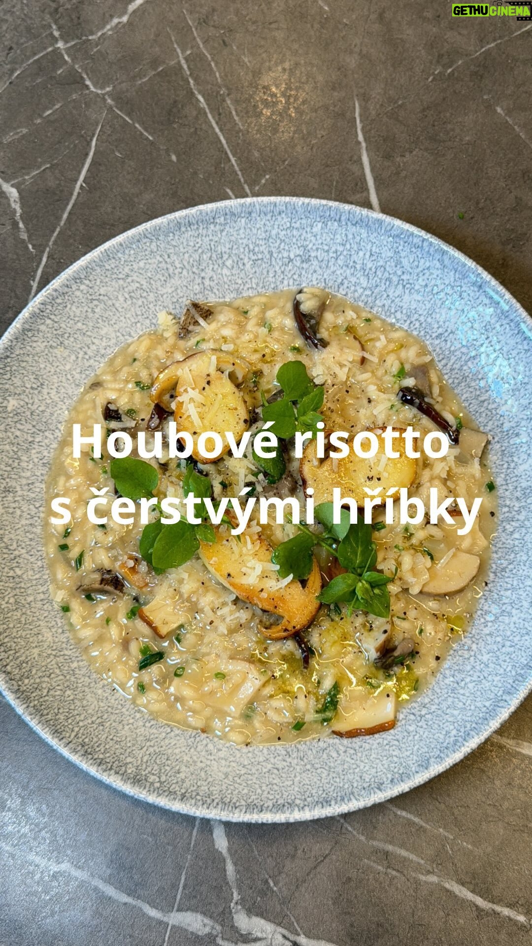 Roman Paulus - 1.6K Likes - RECEPT NA HOUBOVÉ RISOTTO S ČERSTVÝMI HŘÍBKY
Minule jsme si z ukázali, jak si připravit vynikající houbovou smaženici a dnes mám pro Vás skvělé hříbkové risotto. Moje nejoblíbenější italské jídlo, které dělám velice často a zrovna s čerstvými hříbky je úplně nejlepší. Až budete mít čerstvé houby, určitě vyzkoušejte! Je totiž naprosto báječné!!
A co Vy, jaké risotto máte nejraději? S houbami, šafránové s mořskými plody, dýňové nebo snad sépiové s rybou? Napište mi do komentářů a nezapomeňte mě sledovat pro více skvělých receptů a triků do kuchyně.
PS – pokud nemáte rádi krémová italská risotta, koukněte na můj profil, najdete tam i to české, tradiční jako ze školní jídelny.
Co budete potřebovat?
Na 4 porce
100 g čerstvých hříbků
150 g rýže Arborio
50 ml suchého bílého vína
350 ml kuřecího vývaru
20 g čerstvého másla
10 g parmezánu
Pažitka nebo petržel, tymián
50 g cibule
Jak budete postupovat?
Nakrájenou cibuli zpěníme na rozpáleném oleji, přidáme houby, rýži a orestujeme. Poté přidáme bílé víno a necháme vyvařit, postupně podléváme vývarem. Vaříme na mírném ohni za stálého podlévání 15-18 minut, rýže musí zůstat al dente. Před podáváním zjemníme čerstvým máslem, dochutíme a dokončíme parmezánem.
Pokud budete chtít obměnit houby za něco jiného, klidně můžete použít i například dýni
Je to delikatesa.
Dobrou chuť!
#recepty #recept #risotto #rizoto #ryze #houby
#hrib #hriby #jidlojelaska #jidlonaprvnimmiste #obed #vecere #dnesjim #dnesjem #sefkuchar #romanpauluschef #romanpaulus