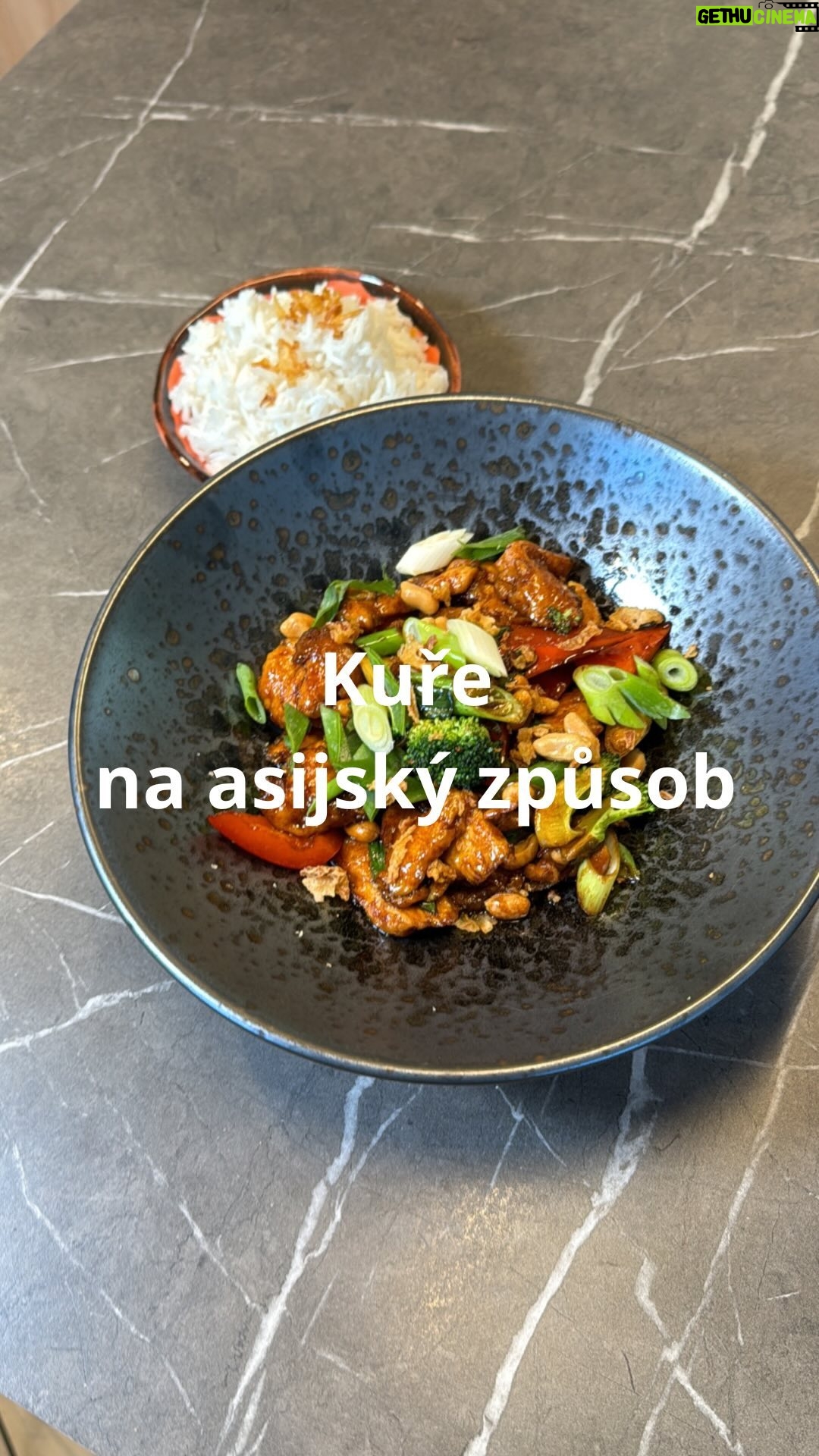 Roman Paulus - 6.1K Likes - RECEPT NA KUŘE NA ASIJSKÝ ZPŮSOB
Máte rádi asijská rychlá jídla? Tak tady je jeden super rychlý a skvělý recept přímo pro Vás. Věřím, že si pochutnáte stejně dobře jako já.
Jaká asijská jídla si připravujete nejčastěji? Dejte mi vědět do komentářů a nezapomeňte mě sledovat pro více skvělých receptů a tipů do kuchyně.
Co budete potřebovat?
600 g kuřecí prsa
2 × vaječné bílky
100 ml sójové omáčky
pepř
4 × lžíce bramborového škrobu (solamyl)
Rostlinný olej
Sezamový olej
2 × lžíce sekaného zázvoru
2 × lžíce sekané pálivé papričky
2 × lžíce nakrájeného česneku
2 x Červená paprika
1 brokolice
50 ml rýžové víno
2 pl sladká sójová omáčka
2 pl lehká sójová omáčka
50 ml tmavá sójová omáčka
2 ks jarní cibulka
hrst solených pražených arašídů
Jak budete postupovat?
Drůbeží maso nakrájíme na plátky, přidáme bílky, lžíci sójové omáčky, opepříme a smícháme se solamylem. Necháme marinovat alespoň 3 hodiny v lednici.
V pánvi wok smažíme jednotlivé kousky kuřete na rostlinném oleji do křupava. Přidáme nadrobno nakrájený zázvor a česnek (můžete přidat i pálivou papričku), dále pak sezamový olej a restujeme. Po chvilce přidáme zeleninu – červenou papriku nakrájenou na kostky, růžičky brokolice. Zalejeme rýžovým vínem a krátce zarestujeme. Chvíli mícháme, přidáme arašídy a ochutíme třemi druhy sójových omáček – lehkou, sladkou a tmavou omáčkou. Necháme krátce restovat.
Ozdobíme na kousky nakrájenou jarní cibulkou, zbylými arašídy a křupavou smaženou cibulkou Podáváme s jasmínovou nebo basmati rýží.
Dobrou chuť.
#recepty #recept #zdraverecepty #rychlerecepty #asijskejidlo #asijskerecepty #asie #kure #zelenina #sojovka #sojovaomacka #jidlojezaklad #jidlonaprvnimmiste #jidlo #obed #vecere #dnesjim #dnesjem #sefkuchar #romanpaulus #romanpauluschef