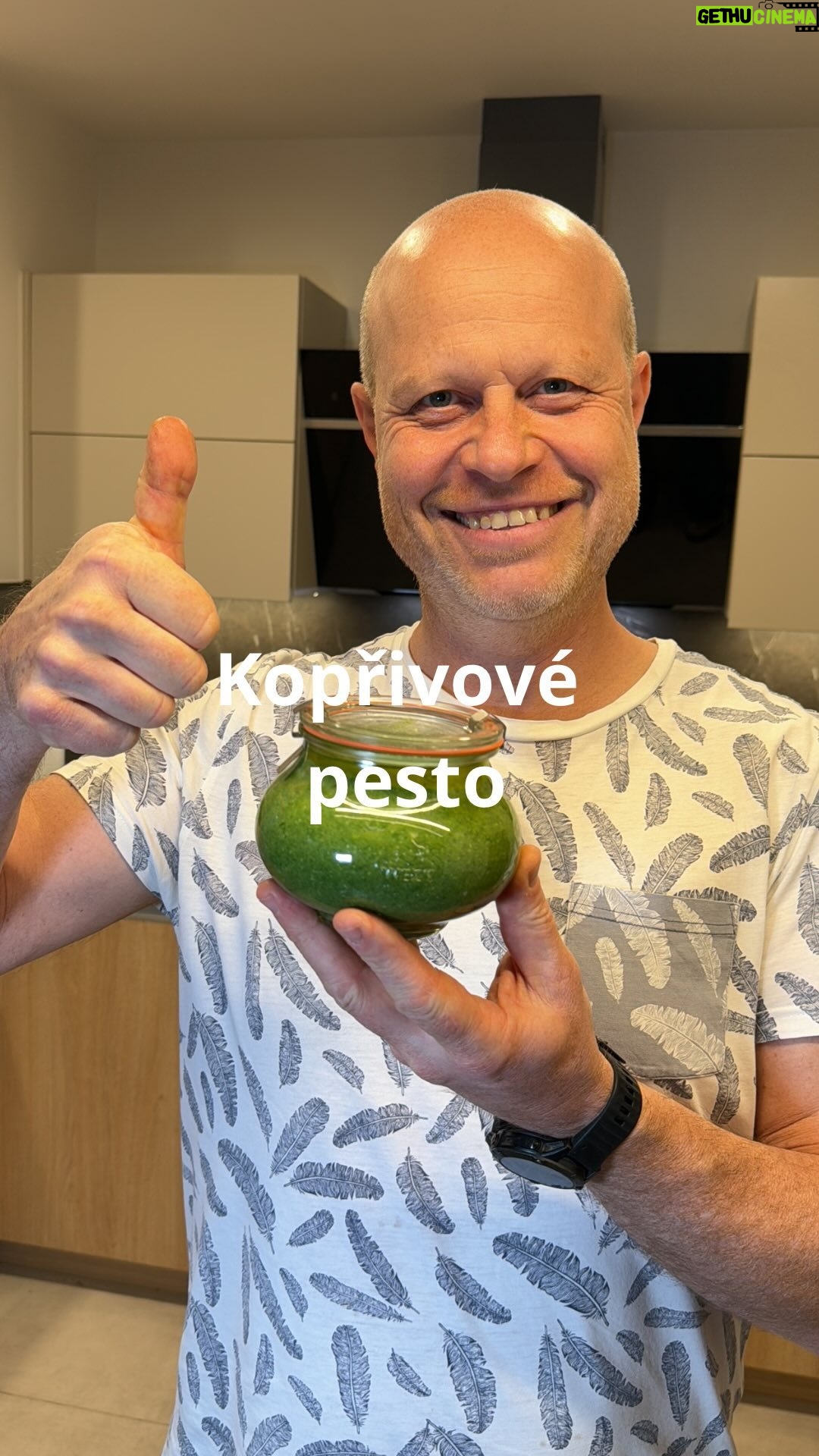 Roman Paulus - 4.2K Likes - RECEPT NA KOPŘIVOVÉ PESTO
Už jste někdy vyzkoušeli kopřivové pesto? Zatímco bazalkové pesto je už i u nás klasika, to kopřivové zdaleka tolik lidí ještě neochutnalo. A to je velká škoda! Dnes Vám ukážu, jak kopřivy správně blanšírovat a co všechno se do pesta dává.. A až budete mít hotovo, bude vám chutnat nejlépe se špagetami či jinými těstovinami, případně jen tak, namazané na topince.
Jsem si jistý, že si pochutnáte! Určitě vyzkoušejte!
A co Vy? Vyzkoušíte se mnou kopřivové recepty? Máme už kopřivový špenát a zítra bude kopřivová polévka. Jaké jiné jarní bylinky používáte ve své kuchyni Vy? Napište mi do komentářů a nezapomeňte mě sledovat pro více skvělých receptů a triků do kuchyně.
Co budete potřebovat?
svazek čerstvých jarních kopřiv
3 × lžíce strouhaného parmezánu
3 × stroužky česneku
4 × lžíce vlašských ořechů
50 ml pistáciového oleje
50 ml extra panenského olivového oleje
pepř
sůl
Jak budete postupovat?
Omyté kopřivy blanšírujeme (asi 1 minutu vaříme) ve vroucí vodě, poté je hned přendáme do misky s ledovou vodou, scedíme a dobře vyždímáme (nebojte, teď už nežahají ). Měli bychom získat jednu plnou hrst vyždímaných kopřiv.
Připravené kopřivy, nastrouhaný parmezán, celé oloupané stroužky česneku, nasekané vlašské ořechy, oleje, pepř a trochu soli dobře rozmixujeme.
Můžeme okamžitě používat, nebo uskladnit v lednici ve sklenici zalité tenkou vrstvou olivového oleje. Vydrží 2-3 týdny.
Dobrou chuť.
PS – ještě Vám dám skvělý tip na rychlou večeři za pomoci kopřivového pesta -
Uvaříme čerstvé těstoviny, které na pánvi prohodíme s trochou vody z těstovin, kopřivovým pestem a zasypeme strouhaným parmezánem nebo Pecorinem. Během pár minut máme hotovo.