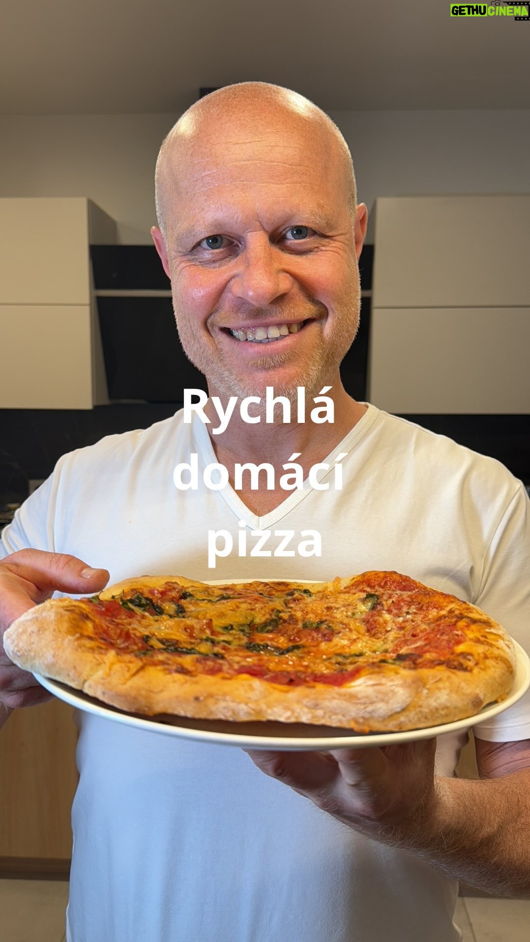 Roman Paulus - 3.8K Likes - RECEPT NA RYCHLOU DOMÁCÍ PIZZU
Další z rychlých tipů na skvělou večeři, za kterou Vás budou doma milovat, jak děti tak i manžel. Já ji pro naše děti dělám velice často a je to bezkonkurenčně ta nejlepší večeře na světě. Děláme ji i na dětské oslavy, kdy se u nás doma sejde plno dětí a všichni mi trhají ruce, aby si kousek dali. A přitom je to tak jednoduché… 😊. Určitě vyzkoušejte a kupovanou mraženou už nikdy nekoupíte. To Vám můžu zaručit!!
A co Vy, máte rádi pizzu? Zajdete občas do pizzerie nebo už jste ji zkoušeli upéct doma? Dejte mi vědět do komentářů a nezapomeňte mě sledovat pro více skvělých receptů a triků do kuchyně.
Co budete potřebovat?
Na těsto
550 g hladké mouky
15 g soli
1 × lžíce krupicového cukru
22 g čerstvého droždí
500 ml vlažné vody
3 × lžíce extra panenského olivového oleje
hrubá mouka na vyválení
Na rajčatový základ
425 ml krájených rajčat s bazalkou nebo jiných rajčat v plechovce
2 × lžíce extra panenského olivového oleje
Sůl a pepř
1 lžička oregana
Na ozdobení
1 × hrst natrhané čerstvé bazalky
100 g sýru
100 g šunky
Jak budete postupovat?
Těsto
Veškeré suroviny smícháme dohromady společně s rozdrobeným droždím a dobře vypracujeme do hladkého těsta. Následně necháme přes noc vykynout na chladném místě nebo v lednici. Lze samozřejmě použít i hned po vykynutí ten den, ale věřte, že to pomalé kynutí má něco do sebe. Druhý den si těsto rozdělíme na 4 kousky. Poté z každého kousku vyválíme kulatý základ na pizzu, který přendáme na plech vyložený pečícím papírem.
Obložení
Těsto pomažeme sekanými rajčaty smíchanými se solí, pepřem, kořením a olivovým olejem. Navrch postupně klademe čerstvé bazalkové listy, šunku (nemusíme, pokud budeme chtít vege verzi) a strouhaný sýr.
Dobrou chuť!!
#recepty #recept #zdraverecepty #italskakuchyne #italie #italskapizza #pizza #rajcata #sunka #syr #jidlojezaklad #jidlonaprvnimmiste #jidlo #obed #vecere #dnesjim #dnesjem #sefkuchar #romanpaulus #romanpauluschef