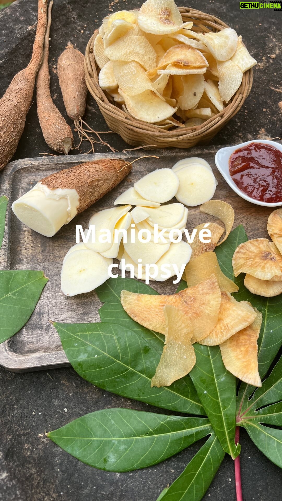 Roman Paulus - 1.3K Likes - Mlsáte rádi bramborové chipsy? Tak to musíte ochutnat ještě tyto!! Úžasně křupavé a na chuť vynikající maniokové chipsy. Jsou opravdu skvělé!! Vyzkoušejte!
Zajímavosti o manioku jsme si pověděli včera a v jednom z dalších příspěvků si ještě ukážeme další dobrotu, tentokrát z maniokových perliček - tapioky.
A co mlsáte rádi vy? Brambůrky/chipsy, oříšky, slané pečivo nebo raději něco sladkého?
Dejte mi vědět do komentářů! A nezapomeňte mě sledovat pro více skvělých receptů a tipů do kuchyně!
#recepty #recept #exotika #maniok #chipsy #party #oslava #jidlojezaklad #jidlonaprvnimmiste #jidlo #vecere #dnesjim #dnesjem #sefkuchar #romanpaulus #romanpauluschef