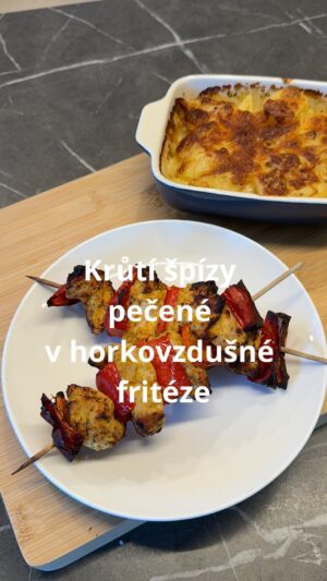 Roman Paulus Instagram - RECEPT NA PEČENÉ KRŮTÍ ŠPÍZY V HORKOVZDUŠNÉ FRITÉZE
 
V minulém reelu jsme si ukázali jak si připravit skvělou přílohu v podobě gratinovaných brambor a dnes Vám k tomu ještě ukážu úžasné špízy z krůtího masa. A jestli Vám u toho chybí ještě zelenina, reel na pečené ratatouille bude brzy následovat 😊.
 
Na tento recept jsem použil horkovzdušnou fritézu opět z mé řady kuchyňských produktů MasterPro by Roman Paulus. Pokud byste měli chuť si něco z této řady zakoupit, budete mít možnost již od tohoto čtvrtku 22.2.2024 v prodejnách Lidl.
 
A co Vy? Máte doma horkovzdušnou fritézu? Na co ji nejčastěji používáte? Já se přiznám, že jsem si ji velice oblíbil a na naší kuchyňské lince má určitě své místo. Dejte mi vědět do komentářů co Vy a horkovzdušná fritéza, zda ji máte nebo si ji plánujete zakoupit. A nezapomeňte mě sledovat pro více skvělých receptů a tipů do kuchyně.
 
Co budete potřebovat?

600 g krůtího masa
4pl jogurtu
sůl a pepř
1pl​červená paprika
1kl​uzená paprika
Špetka kajenského pepře, tymián, oregano
 
Jak budete postupovat?

Krůtí maso si pokrájíme na kostky velké přibližně 3x3 cm. V misce si smícháme jogurt, sůl, pepř a koření a maso v této směsi obalíme a necháme v lednici odležet.
Mezi tím si nakrájíme červenou papriku také na kousky velké přibližně 4x4 cm
Na špejli postupně vrstvíme červenou papriku a maso a opakujeme do naplnění špejle.
Když máme špízy hotové, rozehřejeme si fritézu, košík postříkáme olejem ve spreji a špízy dáme do fritézy na 20 minut na 185 *C, v polovině času otočíme a můžeme podávat.
My jsme si na těchto špízech pochutnali s gratinovanými brambory (recept na ně máte v minulém reelsu).
 
Dobrou chuť!

#recepty #recept #zdraverecepty #maso #kruti #krutimaso #paprika #spizy #horkovzdusnafriteza #friteza #jidlojezaklad #jidlonaprvnimmiste #jidlo #obed #vecere #dnesjim #dnesjem #spoluprace #lidlcz #mastertheprowithin #sefkuchar #romanpaulus #romanpauluschef