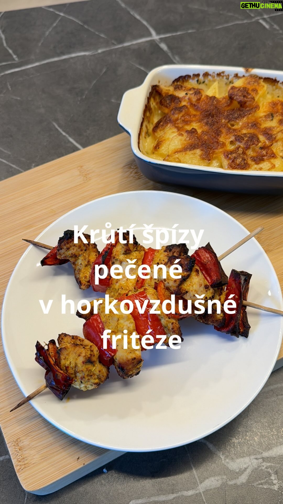 Roman Paulus - 599 Likes - RECEPT NA PEČENÉ KRŮTÍ ŠPÍZY V HORKOVZDUŠNÉ FRITÉZE
V minulém reelu jsme si ukázali jak si připravit skvělou přílohu v podobě gratinovaných brambor a dnes Vám k tomu ještě ukážu úžasné špízy z krůtího masa. A jestli Vám u toho chybí ještě zelenina, reel na pečené ratatouille bude brzy následovat 😊.
Na tento recept jsem použil horkovzdušnou fritézu opět z mé řady kuchyňských produktů MasterPro by Roman Paulus. Pokud byste měli chuť si něco z této řady zakoupit, budete mít možnost již od tohoto čtvrtku 22.2.2024 v prodejnách Lidl.
A co Vy? Máte doma horkovzdušnou fritézu? Na co ji nejčastěji používáte? Já se přiznám, že jsem si ji velice oblíbil a na naší kuchyňské lince má určitě své místo. Dejte mi vědět do komentářů co Vy a horkovzdušná fritéza, zda ji máte nebo si ji plánujete zakoupit. A nezapomeňte mě sledovat pro více skvělých receptů a tipů do kuchyně.
Co budete potřebovat?
600 g krůtího masa
4pl jogurtu
sůl a pepř
1plčervená paprika
1kluzená paprika
Špetka kajenského pepře, tymián, oregano
Jak budete postupovat?
Krůtí maso si pokrájíme na kostky velké přibližně 3x3 cm. V misce si smícháme jogurt, sůl, pepř a koření a maso v této směsi obalíme a necháme v lednici odležet.
Mezi tím si nakrájíme červenou papriku také na kousky velké přibližně 4x4 cm
Na špejli postupně vrstvíme červenou papriku a maso a opakujeme do naplnění špejle.
Když máme špízy hotové, rozehřejeme si fritézu, košík postříkáme olejem ve spreji a špízy dáme do fritézy na 20 minut na 185 *C, v polovině času otočíme a můžeme podávat.
My jsme si na těchto špízech pochutnali s gratinovanými brambory (recept na ně máte v minulém reelsu).
Dobrou chuť!
#recepty #recept #zdraverecepty #maso #kruti #krutimaso #paprika #spizy #horkovzdusnafriteza #friteza #jidlojezaklad #jidlonaprvnimmiste #jidlo #obed #vecere #dnesjim #dnesjem #spoluprace #lidlcz #mastertheprowithin #sefkuchar #romanpaulus #romanpauluschef