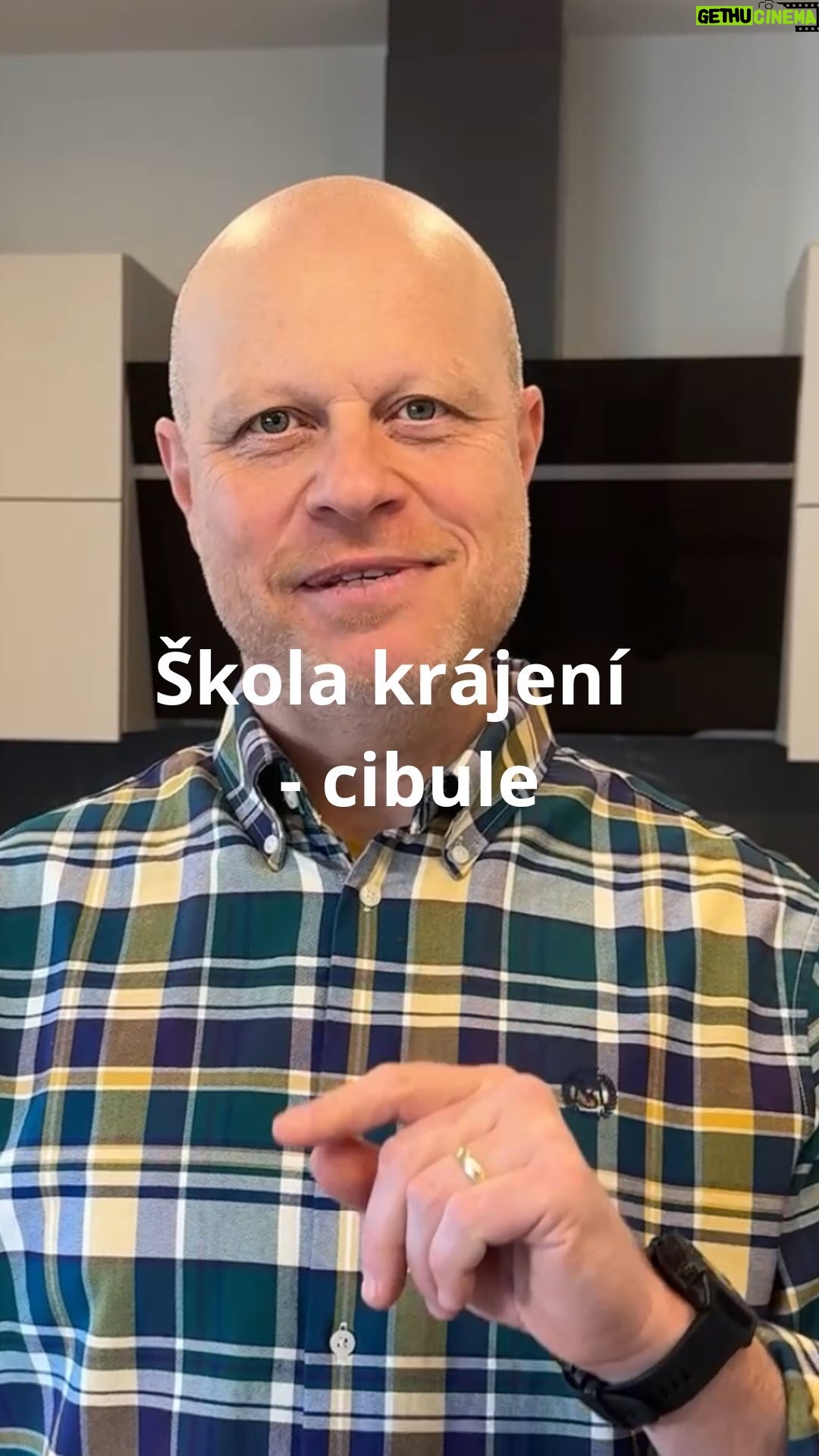 Roman Paulus - 1.3K Likes - Další díl „školy krájení”. Tentokrat si ukážeme jak nakrájet cibuli. Ať už na nudličky nebo kostičky.
Chce to trochu cviku, ale naučit se to dá!, věřte mi 😉, trochu už jsem toho nakrájel… 🤩🤣
Minulý díl krájení Vás podle všeho dost zaujal, to jsem moc rád! Budete chtít natočit víc takových triků z kuchyně? Co by Vás zajímalo? Napište mi do komentářů, rád je natočím.
Už tady mám požadavky z minula - jak obracet vyhazováním na pánvičce nebo vysvětlení, na co který nůž je dobrý. Budu rád za další tipy 😉
A nezapomeňte mě sledovat ať Vám neutečou tyto prima triky a skvělé recepty.
#tipy #triky #zajimavosti #noze #nuz #krajeni #cibule #zkuchyne #sefkuchar #romanpaulus #romanpauluschef