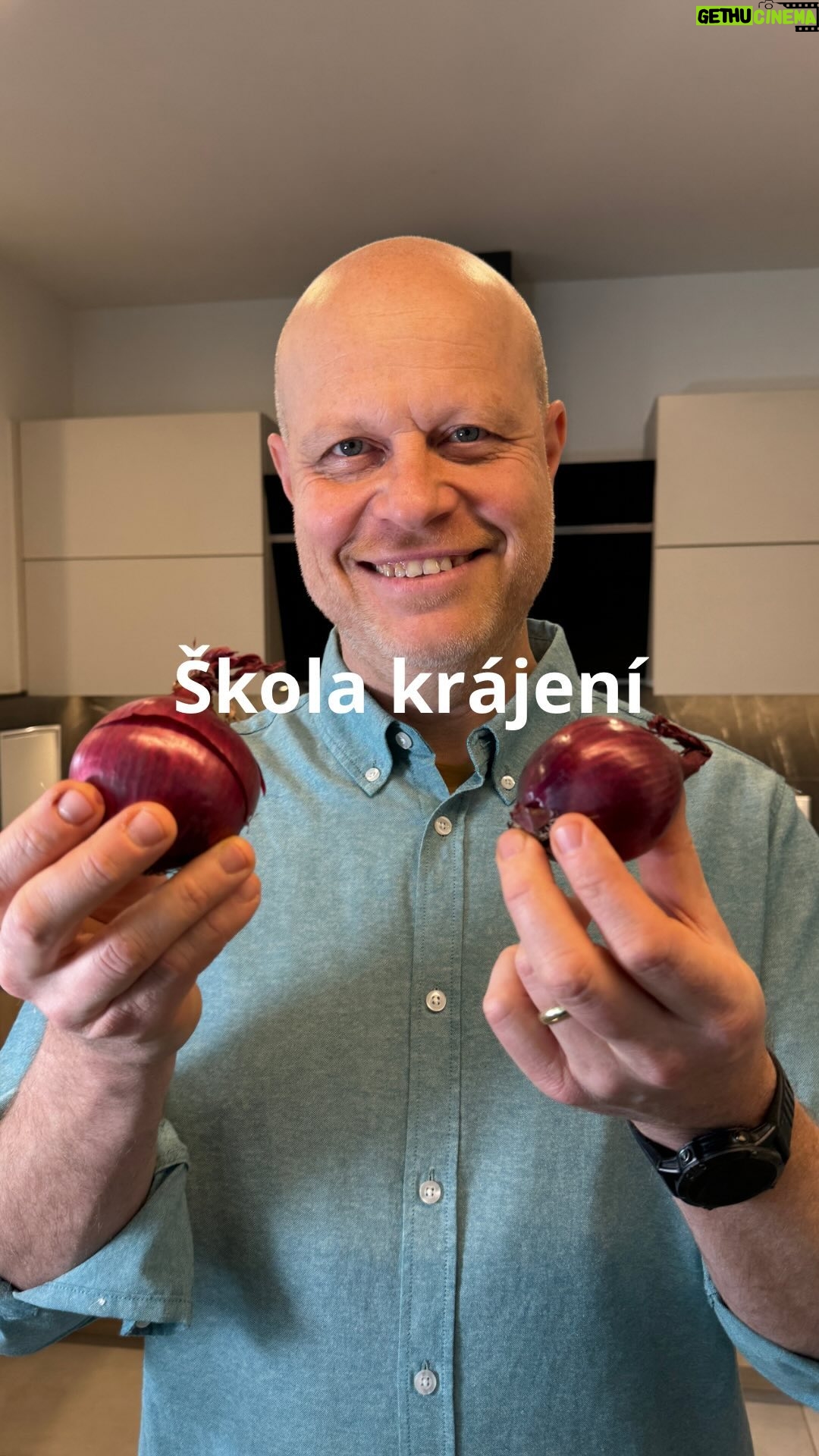 Roman Paulus - 2K Likes - Dnes si uděláme takovou malou školu krájení. Ať Vám jde krájení od ruky jako profíkům 😉.
A co Vy a krájení? Jde Vám to dobře, nebo jste se dneska něco přiučili? Dejte mi vědět do komentářů a nezapomeňte mě sledovat pro více tipů do kuchyně a skvělé recepty.
#tipy #triky #zajimavosti #krajeni #nuz #noze #zkuchyne #sefkuchar #romanpaulus #romanpauluschef