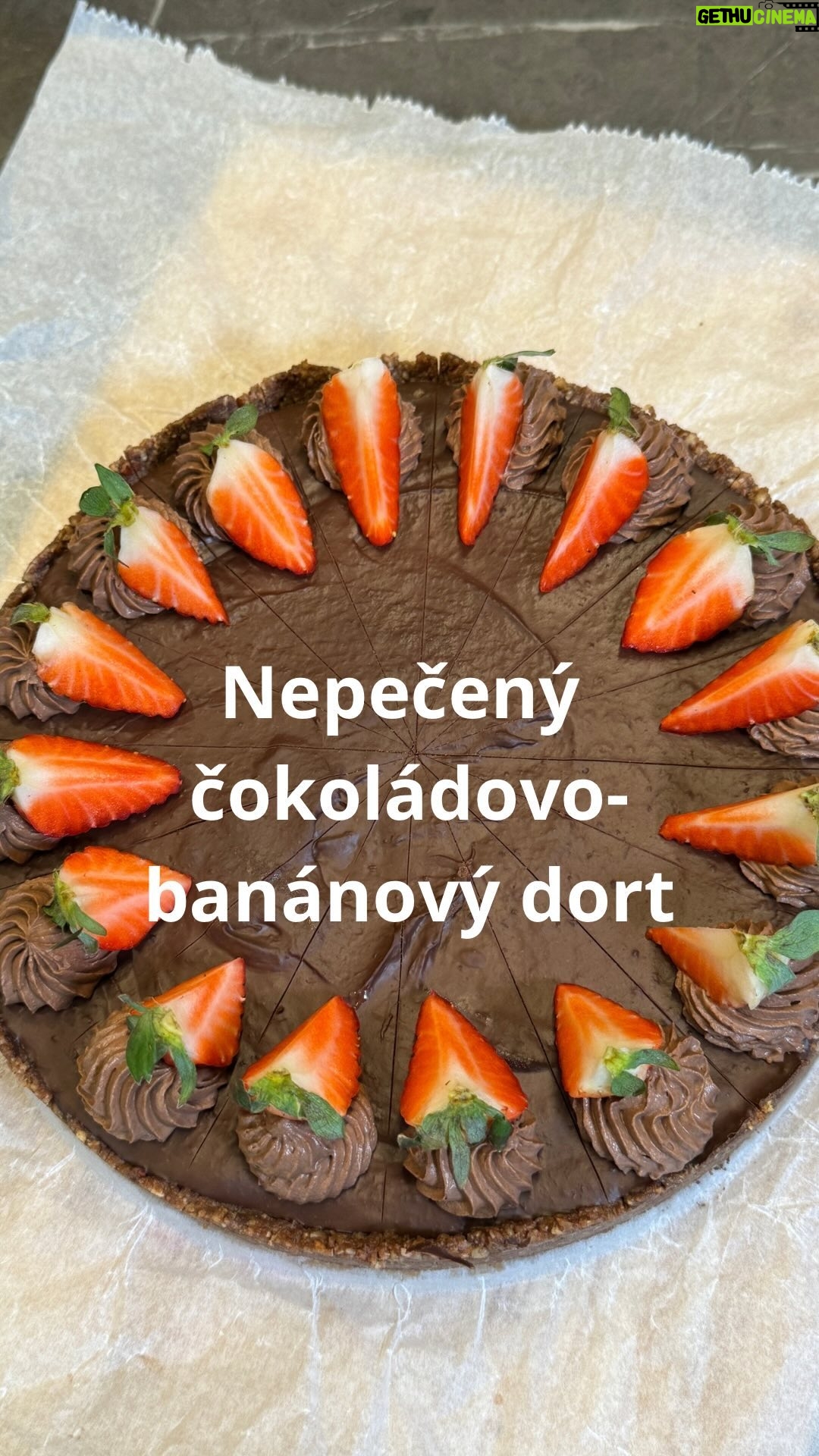 Roman Paulus - 1K Likes - RECEPT NA JEDNODUCHÝ NEPEČENÝ ČOKOLÁDOVO-BANÁNOVÝ DORT
Nedávno jsem pro svoji dceru Helenku dělal narozeninový dort a vzhledem k tomu, že nám moc všem chutnal, podělím se s Vámi o recept.
Přání bylo jasné, nepečený dort a čokoláda 😊, tak jsem se do toho dal. Připravil jsem si banánovou ganache nalil jsem ji do nepečeného základu z máslových sušenek. Až Vás bude honit mlsná nebo budete potřebovat připravit nějaký jednoduchý ale lahodný dort, určitě vyzkoušejte. Je skvělý.
A co Vy? Jaké rychlé dorty připravujete pro své oslavence Vy? Pečete dorty nebo si je objednáváte v cukrárně? Dejte mi vědět do komentářů a nezapomeňte mě sledovat pro více skvělých receptů a triků do kuchyně.
Co budete potřebovat?
Na korpus
1 × balení (150 g) cookies
1 × balení (150 g) máslové sušenky
70 g pekanové ořechy
70 g máslo
Na čokoládo-banánovou ganache
400 g hořká čokoláda na vaření (52 %)
6 × banán
Na Pařížskou šlehačku
500 ml smetana na šlehání (33% tuku)
200 g hořké čokolády (52% kakaa)
na ozdobu jahody nebo jiné sezónní ovoce
Jak budete postupovat?
Nejprve si připravíme korpus
Korpus
Sušenky a ořechy rozsekáme v kuchyňském mixéru, přidáme skořici a změklé máslo.
Vše smícháme dohromady v sypké těsto, které však lze vytvarovat.
Natlačíme do formy a pevnou skleničkou udusáme v požadovaný tvar. Nezapomeneme dostatečně vytáhnout i okraje, které podrží náplň.
Necháme v lednici alespoň 2 hodiny zachladit a můžeme používat.
Na ganache
Čokoládu nad vodní lázní rozpustíme a společně s oloupanými a na kousky nakrájenými banány rozmixujeme dohladka. Vzniklou hmotu nalijeme na korpus a necháme v lednici znovu alespoň 2 hodiny (ideálně do druhého dne) ztuhnout.
Před servírováním necháme dort při pokojové teplotě krátce povolit.
Na dort můžete ještě vyšlehat Pařížskou šlehačku a ozdobit dort cukrářským sáčkem. Smetanu si zahřejeme, přidáme čokoládu, nakrájenou na kousky a rozpustíme ji. Směs necháme vychladnout (nejlépe do druhého dne, stejně jako dort) do lednice odpočinout. Druhý den krém vyšleháme na nízké otáčky šlehačem (pozor na přešlehání!) a použijeme ji na dozdobení dortu. Radost a potěšení bude ještě větší.
Každou porci ještě ozdobíme jahodami.
Ať se Vám podaří!!!