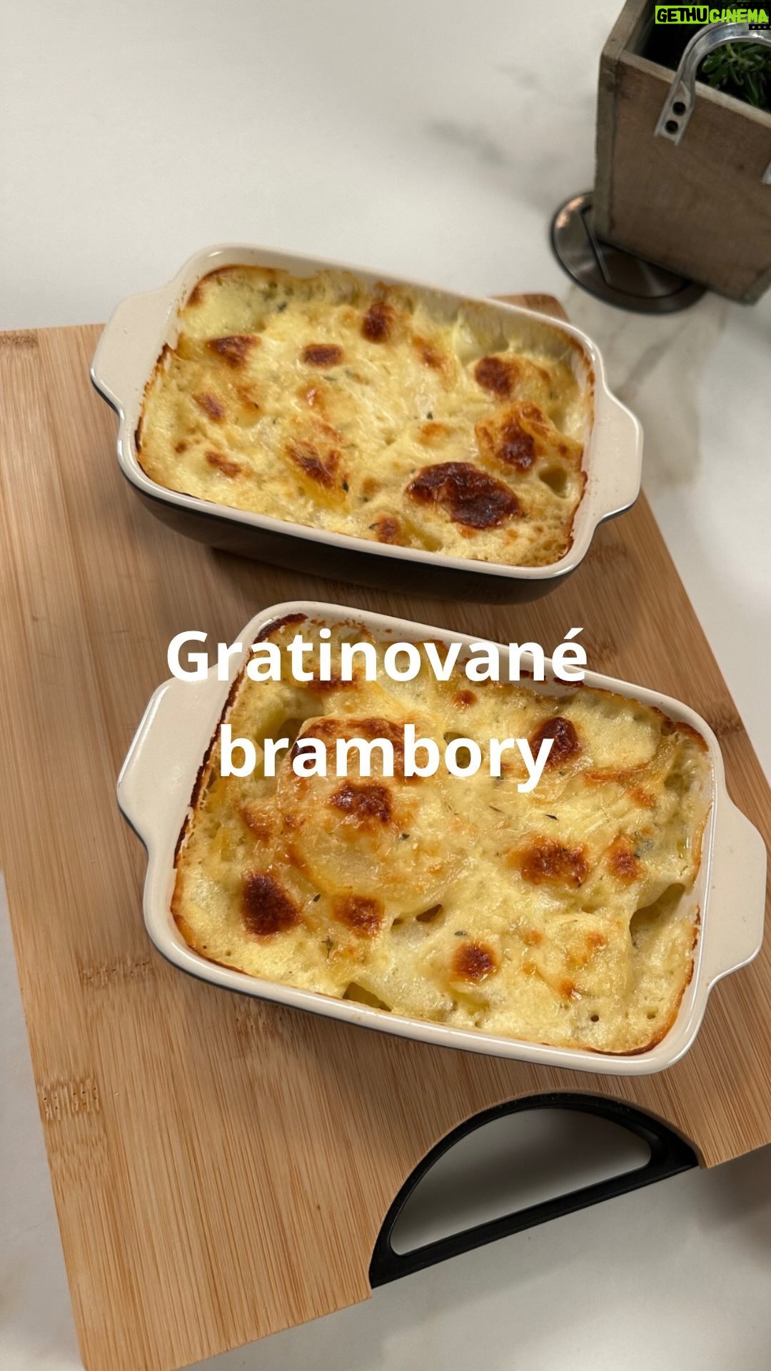 Roman Paulus - 2.3K Likes - RECEPT NA GRATINOVANÉ BRAMBORY
Dnes mám pro Vás tip na super přílohu. Gratinované brambory se podávají jako luxusní příloha třeba ke steaku nebo je můžete servírovat jako já, k masovým špízům. Můžete je však podávat i jen tak, samostatně. Jejich příprava je snadná, stačí Vám pár surovin, zapečení v troubě a dobrota je na světě. Pokud hledáte nějakou změnu v jídelníčku, můžu vřele doporučit.
Na tyto gratinované brambory jsem použil malé zapékací misky z mé kuchyňské řady MasterPro by Roman Paulus. Tato kolekce kuchyňských produktů bude k dispozici v prodejnách Lidl od 22.2. – 25.2. 2024. Využijte speciální příležitosti a zakupte si výrobky s mým podpisem přímo na jednotlivých hrncích, pánvičkách i mixerech.
A jakou přílohu děláte doma nejčastěji Vy? Rýži, brambory, těstoviny nebo něco úplně jiného? Dejte mi vědět do komentářů a nezapomeňte mě sledovat pro více super rychlých receptů a tipů do kuchyně.
Co budete potřebovat?
800 g brambor
500 ml smetanu
4 stroužky česneku
čerstvý tymián
sůl
Jak budete postupovat?
Brambory oloupejte a nakrájejte na plátky. Do hrnce vlijte smetanu, osolte, přidejte nasekaný tymián a nasekaný česnek a promíchejte. Do vroucí smetany vložte brambory a několik minut vařte. Přendejte do zapékací mísy (já jsem použil 4 malé) a pečte v troubě předehřáté na 180 °C 35 – 40 minut (ze začátku můžete péct pod pokličkou nebo alobalem).
Dobrou chuť!
#recepty #recept #brambory #zapecene #gratinovane #gratinovanebrambory #zapecenebrambory #priloha #jidlojezaklad #jidlonaprvnimmiste #jidlo #obed #vecere #dnesjim #dnesjem #sefkuchar #romanpaulus #romanpauluschef #mastertheprowithin #lidlcz #spoluprace