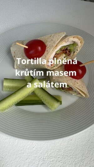 Roman Paulus Instagram - RECEPT NA TORTILLU PLNĚNOU KRŮTÍM MASEM A SLANINOU
 
Máte chuť na rychlou večeři? Připravte si se mnou plněnou tortillu s krůtím masem, ledovým salátem a slaninou. Pochutnáte si na ni nejen Vy, ale bezesporu i Vaše děti. Jemná, plná chuti a hlavně rychle hotová. Zase jedna z těch večeří, na kterou jste minule zareagovali velice kladně, takže přidávám další 😊.
 
Vyzkoušeli jste můj recept na tortillu s mletým masem a chutnal Vám? Pokud ne, určitě vyzkoušejte obě varianty a dejte mi vědět do komentářů, která Vám chutnala více. (najdete ji na mém profilu pár příspěvků zpátky). A nezapomeňte mě sledovat pro více skvělých receptů a triků do kuchyně.
 
Co budete potřebovat?
Pro 4 osoby
 
8 kusů tortilly
200 g ledového salátu
150 g rajčat
100 g majonézy
400 g krůtích prsou
16 plátků slaniny
 
Jak budete postupovat?
Tortilly si nejprve v rychlosti ohřejeme na pánvičce (nebo v mikrovlnce), stačí jen, aby byly teplé a více poddajné. Na tortillu rozetřeme lžíci majonézy, poklademe krůtí prsa, které jsme si nejprve nakrájeli. Já jsem měl krůtí prsa uvařené metodou sous vide, ale můžete klidně použít opečené plátky masa na pánvičce. Na plátky krůtího masa dáme ledový salát, pokrájený na nudličky, rajčata nakrájená na plátky, opečenou slaninu a zabalíme. Nahoru propíchneme dvěma párátky a rozkrojíme napůl. Servírujeme na velkém talíři společně se zeleninou.
 
PS – pokud byste chtěli ochutnat i krůtí prsa vařené metodou sous vide a máte doma tento skvělý přístroj, určitě vyzkoušejte. Stačí jen očistit celé krůtí prso, osolit, opepřit, přidat bylinky (tymián, rozmarýn, citrónovou kůru), olivový olej a celý kus masa vložíme do vakuovacího pytlíku, který následně zavakujeme. Vaříme v sous vide přístroji na cca 62*C, čas se liší podle váhy masa, ale přibližně 90 minut.
Dostanete nádherně šťavnaté maso plné chuti, které opravdu stojí za to! Na maso vařené v sous vide určitě natočím v blízké budoucnosti i recept 😊.
 
Dobrou chuť!

#recepty #recept #zdraverecepty #rychle #rychlerecepty #tortilla #kruti #krutimaso #maso #zelenina #jidlojezaklad #jidlonaprvnimmiste #jidlo #obed #vecere #dnesjim #dnesjem #sefkuchar #romanpaulus #romanpauluschef
