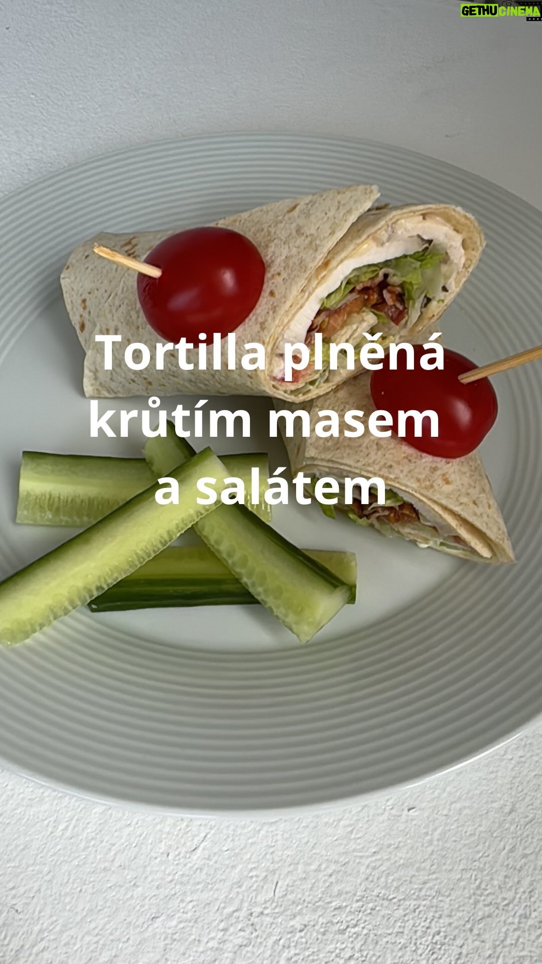 Roman Paulus - 890 Likes - RECEPT NA TORTILLU PLNĚNOU KRŮTÍM MASEM A SLANINOU
Máte chuť na rychlou večeři? Připravte si se mnou plněnou tortillu s krůtím masem, ledovým salátem a slaninou. Pochutnáte si na ni nejen Vy, ale bezesporu i Vaše děti. Jemná, plná chuti a hlavně rychle hotová. Zase jedna z těch večeří, na kterou jste minule zareagovali velice kladně, takže přidávám další 😊.
Vyzkoušeli jste můj recept na tortillu s mletým masem a chutnal Vám? Pokud ne, určitě vyzkoušejte obě varianty a dejte mi vědět do komentářů, která Vám chutnala více. (najdete ji na mém profilu pár příspěvků zpátky). A nezapomeňte mě sledovat pro více skvělých receptů a triků do kuchyně.
Co budete potřebovat?
Pro 4 osoby
8 kusů tortilly
200 g ledového salátu
150 g rajčat
100 g majonézy
400 g krůtích prsou
16 plátků slaniny
Jak budete postupovat?
Tortilly si nejprve v rychlosti ohřejeme na pánvičce (nebo v mikrovlnce), stačí jen, aby byly teplé a více poddajné. Na tortillu rozetřeme lžíci majonézy, poklademe krůtí prsa, které jsme si nejprve nakrájeli. Já jsem měl krůtí prsa uvařené metodou sous vide, ale můžete klidně použít opečené plátky masa na pánvičce. Na plátky krůtího masa dáme ledový salát, pokrájený na nudličky, rajčata nakrájená na plátky, opečenou slaninu a zabalíme. Nahoru propíchneme dvěma párátky a rozkrojíme napůl. Servírujeme na velkém talíři společně se zeleninou.
PS – pokud byste chtěli ochutnat i krůtí prsa vařené metodou sous vide a máte doma tento skvělý přístroj, určitě vyzkoušejte. Stačí jen očistit celé krůtí prso, osolit, opepřit, přidat bylinky (tymián, rozmarýn, citrónovou kůru), olivový olej a celý kus masa vložíme do vakuovacího pytlíku, který následně zavakujeme. Vaříme v sous vide přístroji na cca 62*C, čas se liší podle váhy masa, ale přibližně 90 minut.
Dostanete nádherně šťavnaté maso plné chuti, které opravdu stojí za to! Na maso vařené v sous vide určitě natočím v blízké budoucnosti i recept 😊.
Dobrou chuť!
#recepty #recept #zdraverecepty #rychle #rychlerecepty #tortilla #kruti #krutimaso #maso #zelenina #jidlojezaklad #jidlonaprvnimmiste #jidlo #obed #vecere #dnesjim #dnesjem #sefkuchar #romanpaulus #romanpauluschef