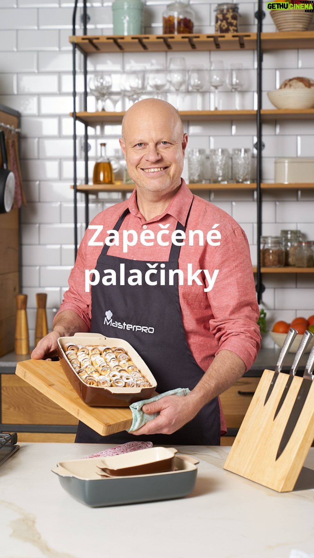Roman Paulus - 1.6K Likes - ZAPEČENÉ PALAČINKY S TVAROHEM
Včera jsme si ukázali jak správně postupovat při přípravě palačinek a dnes si palačinky naplníme tvarohovou náplní a zapečeme je v troubě. A kdo říká, že palačinky jsou jen nudné jídlo pro děti, bude muset tentokrát hodit zpátečku. Je to velice luxusní záležitost! A garantuji Vám, že si pochutnáte.
Tento recept na zapečené palačinky je jedním z receptů s využitím výrobků z kolekce MasterPro by Roman Paulus. V Lidlu bude tato kolekce k prodeji od 22.2. – 25.2. 2024. Využijte speciální příležitosti a zakupte si výrobky s mým podpisem přímo na jednotlivých hrncích, pánvičkách, mixerech i zapékacích miskách.
Vyzkoušeli jste už někdy zapečené palačinky? Máte raději palačinky na sladký způsob nebo na slaný? Dejte mi vědět do komentáře a nezapomeňte mě sledovat pro více skvělých receptů a triků do kuchyně.
Co budete potřebovat?
Těsto na palačinky
150 g hladké mouky
sůl
2 × vejce “M”
300 ml čerstvého mléka (3,5 % tuku)
Tvarohová náplň
250 g tučného tvarohu
50 g cukru krystal
20 g vanilkového cukru
1 × žloutek
1 × citron (kůra)
Zálivka z vajec
250 ml čerstvého mléka (3,5 % tuku)
50 ml čerstvé smetany ke šlehání
50 g cukru krystal
2 × vejce „M“
40 g vanilkového cukru
Jak budete postupovat?
Palačinky
Z mouky, špetky soli, vajec a mléka připravte řídké těsto na palačinky a v teflonové pánvi s přepuštěným máslem upečte několik palačinek. To jsme si pěkně ukázali už ve včerejším reelsu.
Tvarohová náplň
Z tvarohu, cukru, vajec, citronové kůry a citronové šťávy připravte náplň, kterou nechte v lednici odstát.
Zálivka z vajec
Smíchejte mléko, smetanu a vejce, přidejte cukr a rozšlehejte.
Zapečené palačinky
Po vychladnutí potřete palačinky tvarohovou náplní, překrojte na poloviny a skládejte do zapékací mísy. Poté přelijte zálivkou a pečte v předehřáté troubě na 170 °C přibližně 30 minut, do ztuhnutí zálivky. Zapečené palačinky posypte moučkovým cukrem a podávejte.
Dobrou chuť!
#recepty #recept #palacinky #zapecene #zapecenepalacinky #peceni #pecenie #peceniejeradost #pecenijeradost #dezert #svacina #kekave #sefkuchar #romanpauluschef #romanpaulus #mastertheprowithin #spoluprace #lidlcz