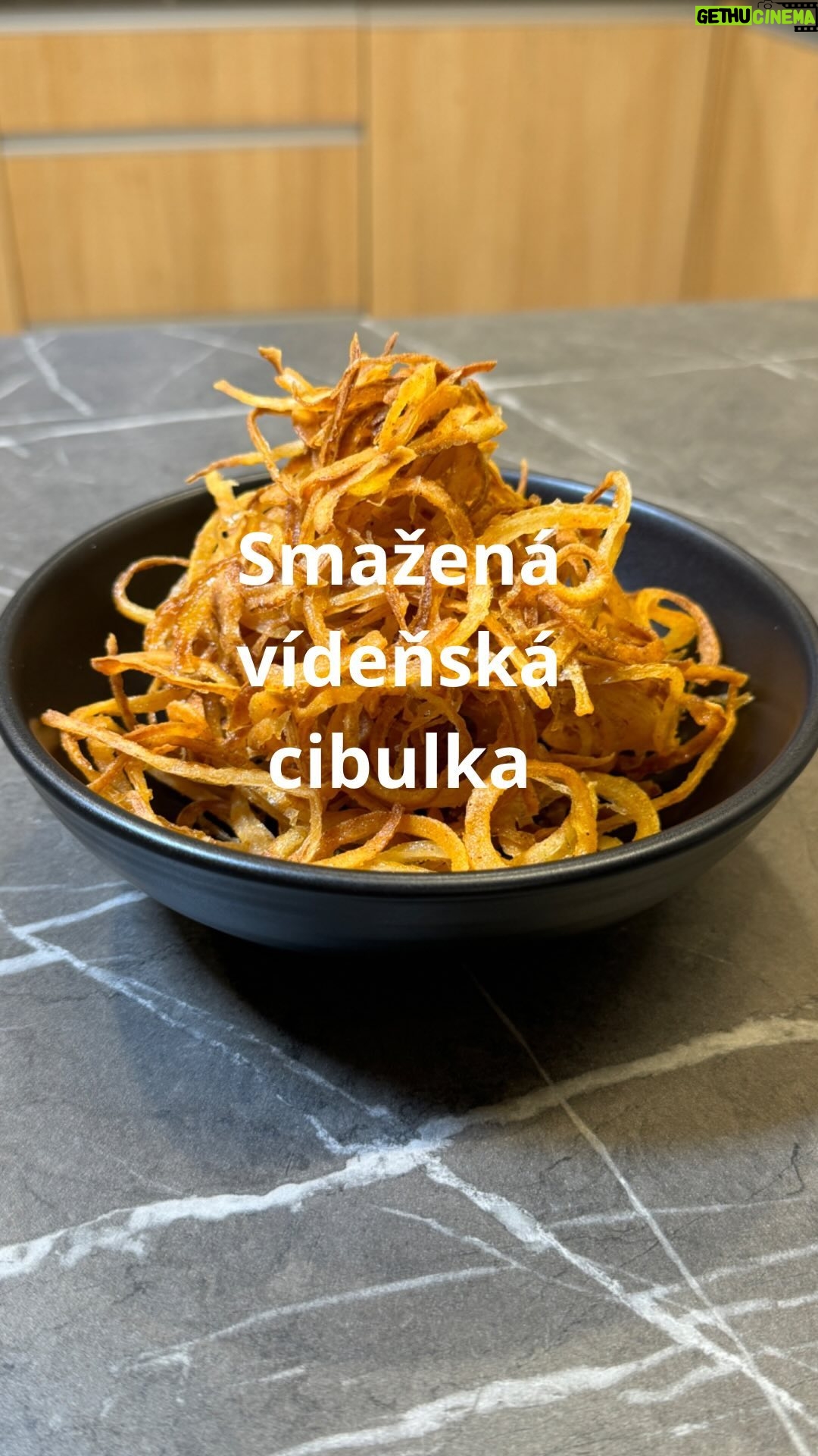 Roman Paulus - 3.5K Likes - RECEPT NA VÍDEŇSKOU SMAŽENOU CIBULKU
V minulém receptu – na sváteční vídeňskou roštěnou jsem na dokončení použil smaženou vídeňskou cibulku, na kterou jsem Vám slíbil recept. Tak tady je. Je nádherně křupavá a velice chutná.
Můžete ji použít právě na naši zmíněnou roštěnou, ale i na guláš.
A co Vy, smažíte si vlastní cibulku nebo raději kupujete v obchodě? Dejte mi vědět do komentářů a nezapomeňte mě sledovat pro více skvělých receptů a triků do kuchyně.
Co budete potřebovat?
2 střední cibule
4 pl hladké mouky
1 kl sladké papriky
Sádlo nebo olej
Jak budete postupovat?
Cibuli pokrájíme na opravdu tenká kolečka. V misce si připravíme směs z hladké mouky a papriky. Kolečka cibule opatrně rozdělíme na jednotlivé dílky a obalíme ve směsi.
Cibuli ihned osmažíme ve vyšší vrstvě tuku dozlatova. Je dobré si obalit jen takové množství najednou, které následně osmažíme a poté si připravit další várku.
Smaženou cibulkou pak dozdobíme roštěnou nebo guláš.
Dobrou chuť!
#recepty #recept #tradicni #svatecni #viden #ozdoba #dekorace #cibule #cibulka #rostena #gulas #jidlojezaklad #jidlonaprvnimmiste #jidlo #obed #vecere #dnesjim #dnesjem #sefkuchar #romanpaulus #romanpauluschef
