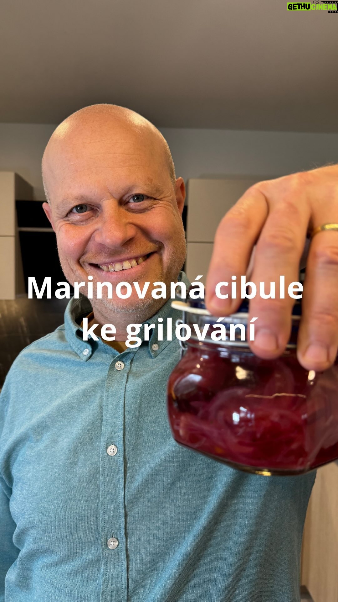 Roman Paulus - 1.8K Likes - RECEPT NA MARINOVANOU ČERVENOU CIBULI
V minulém reelsu jsem Vám ukázal jak si připravit skvělou sekanou a použil jsem k ní právě tuto úžasnou cibuli.
Marinovaná neboli nakládaná červená cibule se skvěle hodí do domácích burgerů, hotdogů nebo jako doplněk k pečenému či grilovanému masu. Nejlepší na ní je, že si ji snadno připravíte doma a po třech - pěti dnech v zavařovací sklenici si na ní můžete začít pochutnávat 😉.
Toto musíte vyzkoušet! Je to opravdu pecka! Recept si určitě uložte ať ho lehce najdete k brzké jarní grilovačce nebo k nedělnímu obědu.
A co vy, jaké pikantní dochucovadla používáte ke grilovanému masu? Napište mi do komentářů a nezapomeňte mě sledovat pro více skvělých receptů a tipů do kuchyně.
Co budete potřebovat?
250 ml voda
250 ml červený vinný ocet
100 g krupicový cukr
3 × bobkový list
5 × badyán
2 g čerstvý tymián
sůl
20 g pálivá paprička
300 g červená cibule
Jak budete postupovat?
V hrnci přivedeme k varu vodu, ocet, cukr a koření (bobkový list, badyán a tymián).
Jakmile krátce povaříme, osolíme a přidáme nasekanou chilli papričku a červenou cibuli nakrájenou na nudličky po vlákně. 2–3 minuty vaříme mírným varem a ještě horkou naplníme do čisté sklenice.
Naplněnou sklenici uzavřeme, otočíme dnem vzhůru a necháme vychladnout. Před podáváním necháme alespoň 5 dní odležet.
Marinovanou cibuli skladujeme v lednici v uzavřené sklenici, kde vydrží minimálně 1 měsíc.
Podáváme do burgerů, hotdogů, salátů či ke grilovanému masu.
Ať si pochutnáte!!
#recepty #recept #rychlerecepty #zelenina #cibule #nakladanazelenina #nakladanacibule #priloha #pikantni #grilovani #jidlojezaklad #jidlonaprvnimmiste #jidlo #obed #vecere #dnesjim #dnesjem #sefkuchar #romanpaulus #romanpauluschef