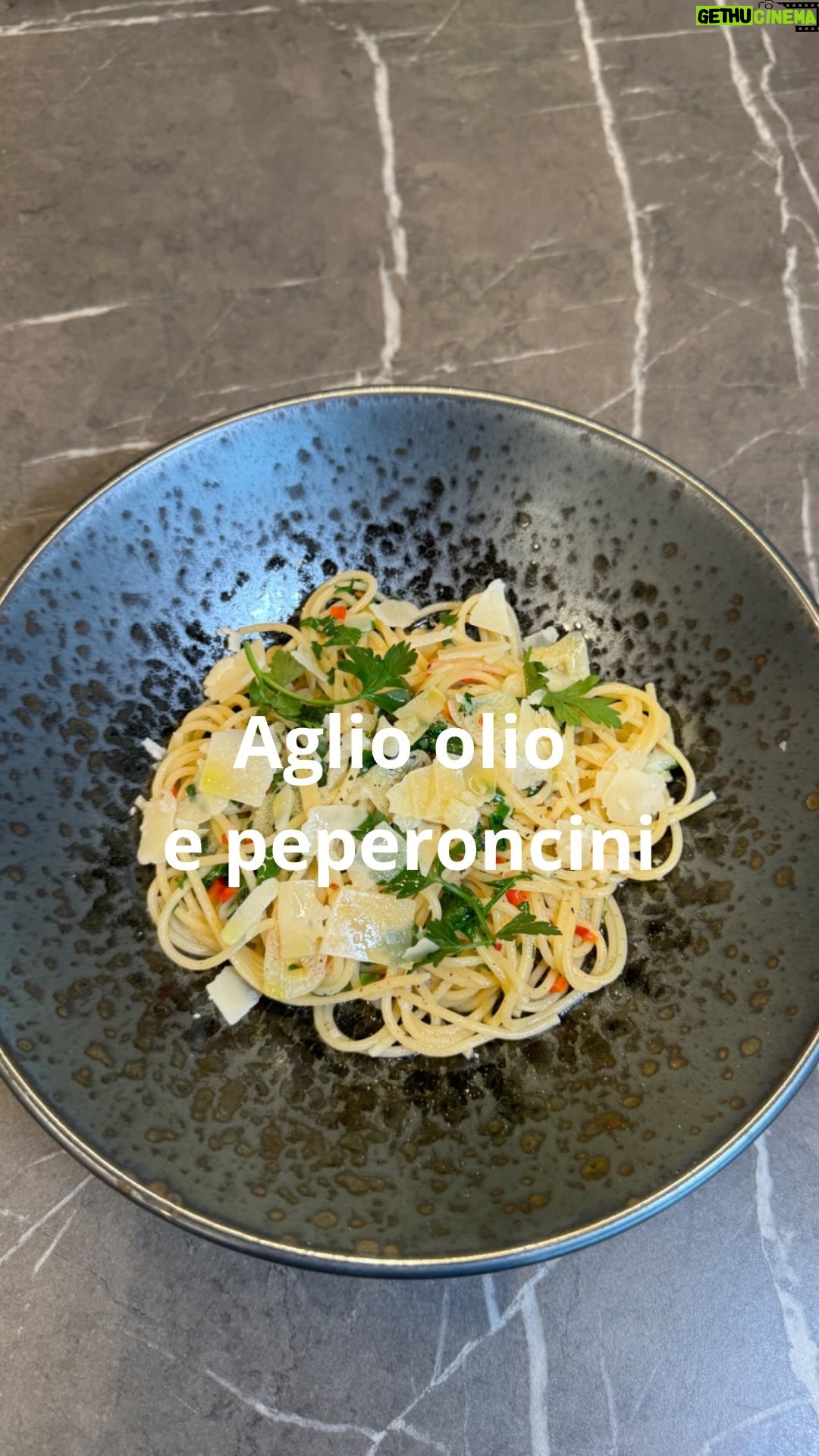 Roman Paulus - 3K Likes - SPAGHETTI AGLIO OLIO E PEPPERONCINO
Máte rádi rychlé večeře? Tak to jste tady správně! Tenhle pokrm budete mít na stole než stačíte vyslovit celý jeho název správně… 😊.
Stačí jen pár kvalitních surovin, chvilka času a můžete s láskou podávat hladovým strávníkům.
A věřte mi, že si pochutnáte!
A jaké rychlé večeře doma děláte Vy? Vaříte často italské těstoviny s omáčkou? Dejte mi vědět do komentáře a nezapomeňte mě sledovat pro více skvělých receptů a triků do kuchyně.
Co budete potřebovat?
Na 4 porce
400 g těstovin – sušených špaget
12 stroužků česneku
1 pálivá paprička
Olivový olej
Sůl a pepř
Velkolistá petržel
Parmezán
Jak budete postupovat?
Těstoviny uvařte al dente podle návodu na obalu (těstoviny se ještě dovaří v omáčce).
Do rozehřáté pánve nalijte trochu olivového oleje, přidejte na plátky nakrájený česnek a opečte dozlatova (pozor na přepečení – česnek potom zhořkne). Přidejte nasekané chilli papričky a podlijte malým množstvím vody z vaření těstovin. Těstoviny sceďte, dejte do pánve a podlijte opět trochou vody z těstovin. Osolte, opepřete a posypejte petrželkou, promíchejte a přelijte trochou olivového oleje. Podávejte s nastrouhaným parmezánem.
Dobrou chuť!
#recepty #recept #rychle #rychlerecepty #italie #italskakuchyne #spagety #aglio #aglioolio #cesnek #jidlojezaklad #jidlonaprvnimmiste #jidlo #obed #vecere #dnesjim #dnesjem #sefkuchar #romanpaulus #romanpauluschef