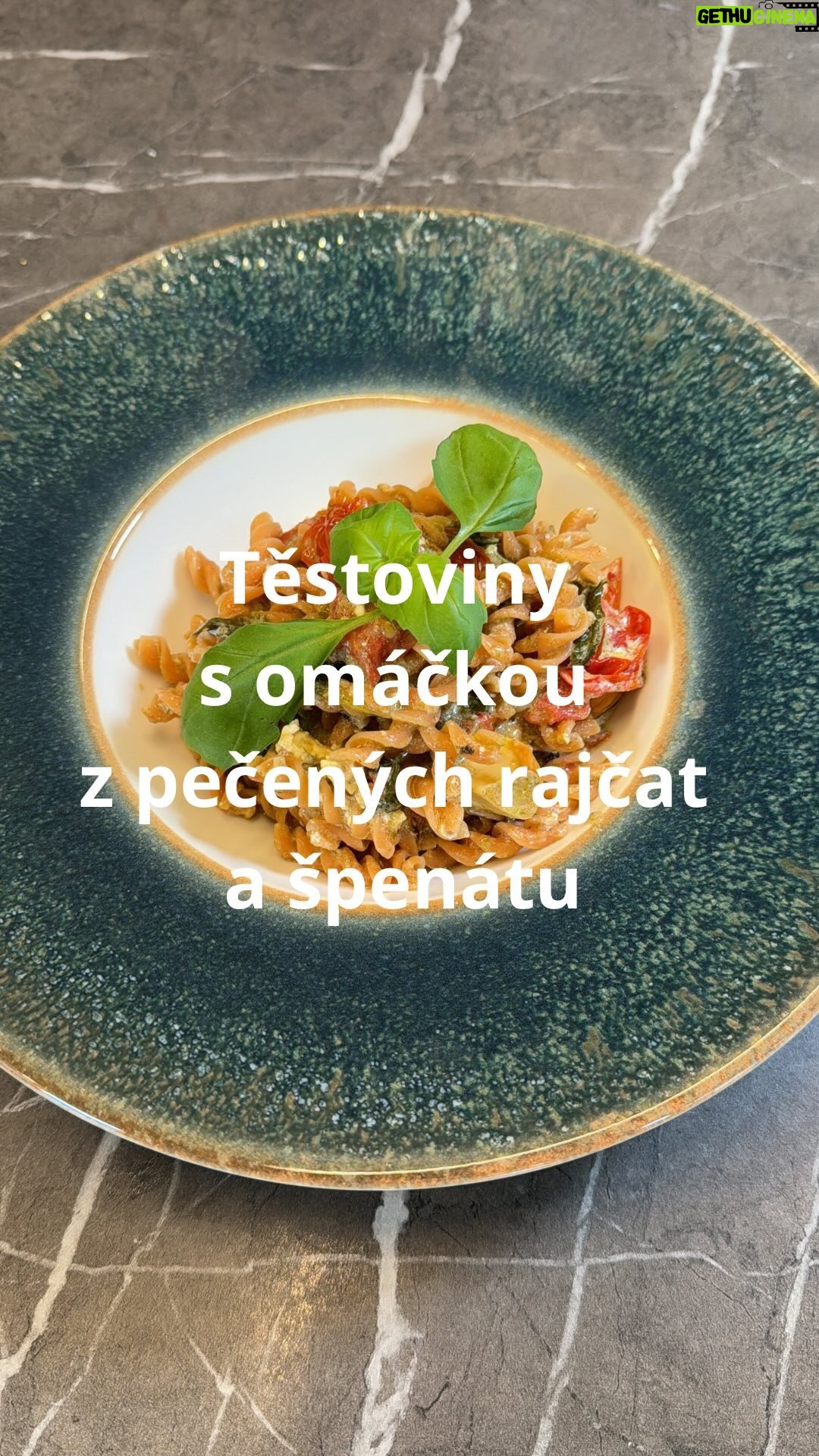 Roman Paulus - 1.2K Likes - RECEPT NA TĚSTOVINY S PEČENOU OMÁČKOU Z RAJČAT, ŠPENÁTU A SÝRU
Tyto krémové těstoviny s pečenými rajčaty, špenátem a sýrem si prostě zamilujete! Snadné a rychlé na přípravu a chuťově naprosto jedinečné. Ideální jak pro běžnou večeři, tak i speciální příležitosti. Tohle ve Vašem portfoliu večeří prostě nemůže chybět. Určitě vyzkoušejte, pochutná si celá rodina.
Máte rádi těstoviny? Na jaký způsob si je připravujete Vy? My většinou carbonara, bolognese, ale od té doby, co jsem poprvé uvařil tento recept, jsou jasným favoritem tyto krémové rajčatové těstoviny. Dejte mi vědět do komentářů jaké těstoviny máte rádi Vy a nezapomeňte mě sledovat pro více skvělých receptů a triků do kuchyně.
Jak budete postupovat?
Pro 4 osoby
1 balení těstovin (já použil čočkové)
200 g čerstvý špenát
250 g cherry rajčata
5 stroužků česneku
150 g krémový sýr Palouček
150 g balkánský sýr nebo sýr Feta
3-4 lžíce olivového oleje
4 lžíce bazalkového pesta
Sůl, pepř, chilli vločky
Jak budete postupovat?
Do velké pečící misky si rozložíme listy špenátu, nahoru pokládáme cherry rajčata, stroužky česneku, smetanový i balkánský sýr a pesto. Vše zastříkneme olivovým olejem a dochutíme solí, pepřem a chilli vločkami.
Pečeme v předehřáté troubě na 180 °C asi 40 minut, dokud nejsou rajčata měkká.
Mezi tím si uvaříme v osolené vodě těstoviny, dle návodu. Vyzkoušejte neobvyklé luštěninové těstoviny, nikdo nepozná, že jste použili a vy uděláte super věc pro své zdraví.
Pekáč vytáhneme z trouby, rozmělníme vidličkou nebo vařečkou na jednolitou hmotu (česnek je potřeba rozmělnit více), přidáme těstoviny a dobře promícháme. Pokud je omáčka příliš hustá, můžete jí naředit trochou vody z těstovin.
Servírujeme do hlubší misky a ozdobíme čerstvou bazalkou a mletým černým pepřem.
Dobrou chuť.
#recepty #recept #zdraverecepty #zelenina #rajcata #spenat #cesnek #balkanskysyr #feta #testoviny #omacka #jidlojezaklad #jidlonaprvnimmiste #jidlo #obed #vecere #dnesjim #dnesjem #sefkuchar #romanpaulus #romanpauluschef