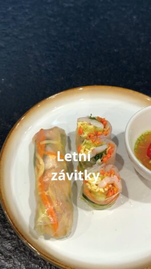 Roman Paulus Instagram - RECEPT NA LETNÍ ZÁVITKY

Včera jsme si s přáteli připravili letní závitky a rád se s vámi podělím o recept. Lehká, zdravá, chutná a oku lahodící večeře, kterou stihnete udělat opravdu za chvilku.
Rolky můžete plnit podle vaší nálady a chuti různými druhy zeleniny, masa, ryb nebo mořských plodů a podávat s dresinky. Od jarních závitků se liší tím, že nejsou smažené. K jejich přípravě stačí opravdu málo, zato výsledek je plný chutí a vůní. Základem je vždy rýžový papír a sezónní zelenina.
Až vás bude honit mlsná, určitě vyzkoušejte!
 
Máte rádi asijské závitky? A které raději – jarní závitky (spring rolls) nebo raději tyto nesmažené letní závitky? Dejte mi vědět do komentářů a nezapomeňte mě sledovat pro více skvělých receptů a triků do kuchyně.
 
Co budete potřebovat?
 
Na 8 letních závitků
 
Závitky
2× vejce „M“ rostlinný olej
200 g uvařených rýžových nudlí
1 × lžíce octa
8× listů rýžového papíru
100 g ledového salátu
100 g okurky
čerstvý koriandr dle chuti
24× vařených krevet
 
Dresink
4 × lžíce limetkové šťávy
8 × lžíce rybí omáčky
2 × lžíce cukru
4 × lžíce vody
 
Jak budete postupovat?

Vejce rozšleháme a v rozehřáté pánvi s trochou oleje připravíme „palačinku”. Opečeme z obou stran a nakrájíme na nudličky.
Rýžové nudle nejprve třikrát propláchneme a uvaříme ve vodě s octem doměkka.
Rýžový papír namočíme na asi 3 vteřiny do vody, položíme na pracovní plochu, na list položíme uvařené rýžové nudle, ledový salát, okurku a vaječnou palačinku nakrájené na nudličky, lístky koriandru a vařené krevety a zabalíme.
 
Dresink
Z limetkové šťávy, rybí omáčky, cukru a vody připravíme dresink, do kterého závitky namáčíme a konzumujeme.
 
Ať se Vám podaří!!!
 
#recepty #recept #zdrave #zdraverecepty #rychlerecepty #rychle #asie #rolky #zavitky #letnizavitky #summerrolls #summerroll #zelenina #ryzovenudle #ryzovypapir #krevety #rybiomacka #vecere #obed #jidlo #jidlonaprvnimmiste #jidlojelaska #jidlojezaklad #dnesjim #sefkuchar #romanpaulus #romanpauluschef