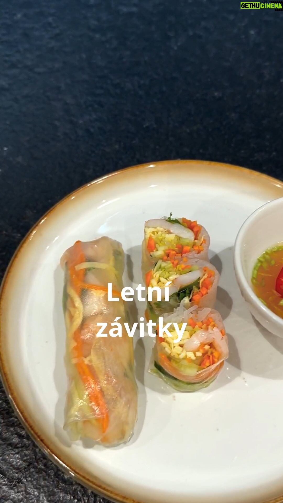 Roman Paulus - 2.8K Likes - RECEPT NA LETNÍ ZÁVITKY
Včera jsme si s přáteli připravili letní závitky a rád se s vámi podělím o recept. Lehká, zdravá, chutná a oku lahodící večeře, kterou stihnete udělat opravdu za chvilku.
Rolky můžete plnit podle vaší nálady a chuti různými druhy zeleniny, masa, ryb nebo mořských plodů a podávat s dresinky. Od jarních závitků se liší tím, že nejsou smažené. K jejich přípravě stačí opravdu málo, zato výsledek je plný chutí a vůní. Základem je vždy rýžový papír a sezónní zelenina.
Až vás bude honit mlsná, určitě vyzkoušejte!
Máte rádi asijské závitky? A které raději – jarní závitky (spring rolls) nebo raději tyto nesmažené letní závitky? Dejte mi vědět do komentářů a nezapomeňte mě sledovat pro více skvělých receptů a triků do kuchyně.
Co budete potřebovat?
Na 8 letních závitků
Závitky
2× vejce „M“ rostlinný olej
200 g uvařených rýžových nudlí
1 × lžíce octa
8× listů rýžového papíru
100 g ledového salátu
100 g okurky
čerstvý koriandr dle chuti
24× vařených krevet
Dresink
4 × lžíce limetkové šťávy
8 × lžíce rybí omáčky
2 × lžíce cukru
4 × lžíce vody
Jak budete postupovat?
Vejce rozšleháme a v rozehřáté pánvi s trochou oleje připravíme „palačinku”. Opečeme z obou stran a nakrájíme na nudličky.
Rýžové nudle nejprve třikrát propláchneme a uvaříme ve vodě s octem doměkka.
Rýžový papír namočíme na asi 3 vteřiny do vody, položíme na pracovní plochu, na list položíme uvařené rýžové nudle, ledový salát, okurku a vaječnou palačinku nakrájené na nudličky, lístky koriandru a vařené krevety a zabalíme.
Dresink
Z limetkové šťávy, rybí omáčky, cukru a vody připravíme dresink, do kterého závitky namáčíme a konzumujeme.
Ať se Vám podaří!!!
#recepty #recept #zdrave #zdraverecepty #rychlerecepty #rychle #asie #rolky #zavitky #letnizavitky #summerrolls #summerroll #zelenina #ryzovenudle #ryzovypapir #krevety #rybiomacka #vecere #obed #jidlo #jidlonaprvnimmiste #jidlojelaska #jidlojezaklad #dnesjim #sefkuchar #romanpaulus #romanpauluschef