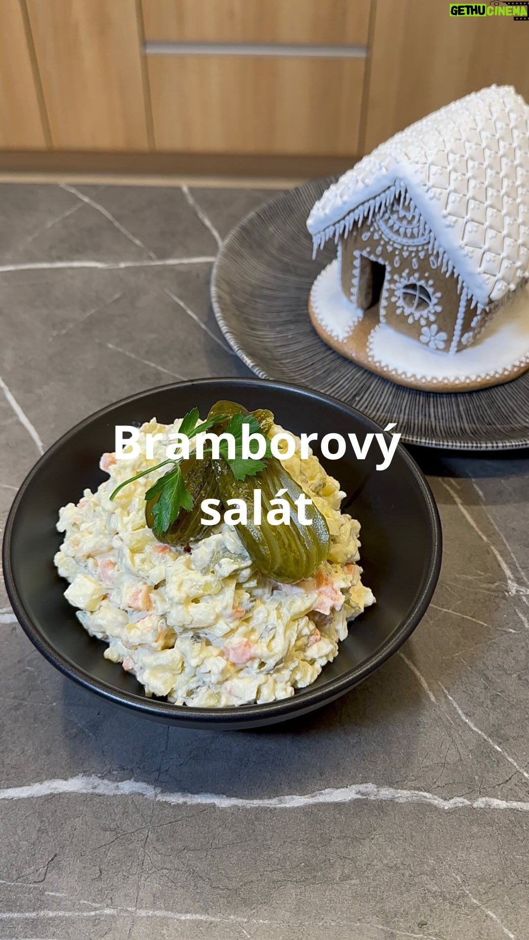 Roman Paulus - 2.5K Likes - RECEPT NA BRAMBOROVÝ SALÁT
K tradičním českým Vánocům patří bezpochyby kapr a bramborový salát. Recept na tuto klasickou přílohu, bramborový salát, vám dnes, den před Štědrým dnem, přináším. Na bramborový salát má každý svůj vlastní, většinou tajný, recept, ale pokud chcete, dnes Vám ho prozradím. Nechávám vyniknout chuti zeleniny, takže nepřidávám vajíčko ani šunku, ale i tak je skvělý. Vyzkoušejte a uvidíte, že si pochutnáte.
Jaký bramborový salát děláte Vy? Jaké „tajné ingredience“ přidáváte Vy? Dejte mi vědět do komentářů.
A nezapomeňte mě sledovat pro více skvělých receptů a triků do kuchyně.
Co budete potřebovat?
90 g celer
90 g kořenová petržel
120 g mrkev
300 g vařené brambory
1 jablko
90 g kyselé okurky
30 g cibule
1 × lžíce plnotučná hořčice dle chuti
210 g majonéza
lák z okurek dle chuti
pepř a sůl
Jak budete postupovat?
Brambory ve slupce a oloupanou zeleninu uvaříme ve vodě nebo v páře, necháme vychladnout a brambory oloupeme. Uvařenou zeleninu protlačíme skrz kolečko – kráječ brambor a vytvořené „hranolky“ smícháme s najemno nakrájenou cibulí, kyselou okurkou a jablkem, ochutíme solí, pepřem, majonézou, lákem z okurek, hořčicí, cukrem a necháme odležet. Před podáváním (po rozležení) znovu dochutíme podle potřeby.
Ať se Vám povede a přeji dobrou chuť.
Krásné Vánoce!!
#recepty #recept #tradicni #tradicnirecepty #vanoce #vanoce2023 #salat #brambory #bramborovysalat #jidlojezaklad #jidlonaprvnimmiste #jidlo #obed #vecere #dnesjim #dnesjem #sefkuchar #romanpaulus #romanpauluschef