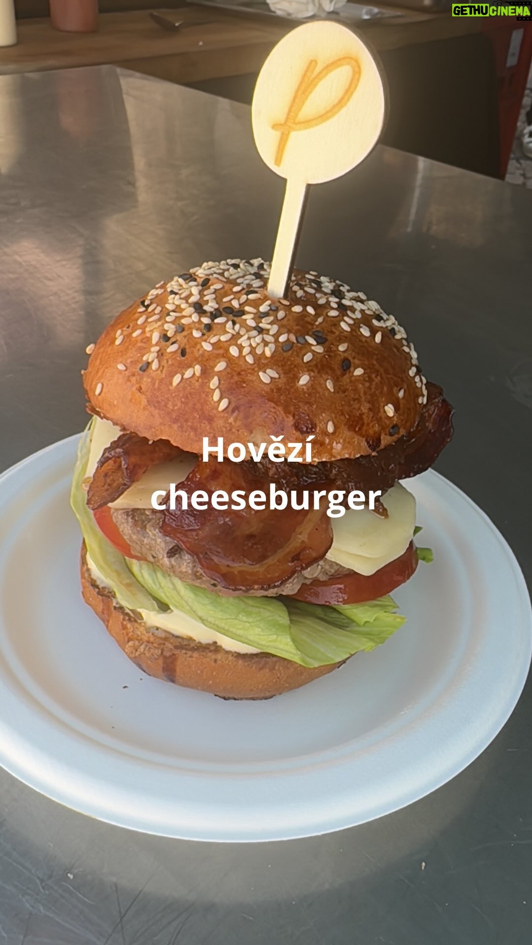 Roman Paulus - 616 Likes - RECEPT NA DOMÁCÍ HOVĚZÍ CHEESEBURGER
O víkendu jsme byli v Litomyšli na burger festivalu, na kterém jsme připravovali úžasné šťavnaté burgery. Říkal jsem si, že by nebylo špatné si udělat takový malý „burgerový speciál“ a „poradit“ Vám jak na ně 😊.
Burgery jsou plné chuti, šťavnaté kvalitní hovězí maso s čerstvou zeleninou a skvělou máslovou brioškou, na kterou jsem Vám dal recept v předcházejícím příspěvku.🥩🥬🍅
Perfektní pro letní grilování nebo rychlou večeři s rodinou a přáteli. Připravte si tento burger doma a zažijte skutečnou chuť poctivého hovězího burgeru. 😋✨
A jaký je váš tajný trik na dokonalý burger? Podělte se s námi a označte někoho, kdo by si tento recept neměl nechat ujít! 👨🍳👩🍳 A nezapomeňte mě sledovat pro více skvělých receptů a triků do kuchyně
Co budete potřebovat?
800 g mletého hovězího masa (ideálně 20 % loje)
sůl a pepř
8 plátků sýra
4 domácí bulky na burger
Česneková nebo Chilli majonéza
ledový salát
plátky rajčat
cibulová marmeláda
naložená okurka (může být navíc)
opečené plátky slaniny
Jak budete postupovat?
Maso vytvarujeme, osolíme, opepříme a opečeme v rozehřátém grilu z obou stran. Před dokončením položíme na maso sýr a plátky opečené slaniny.
Housku na burger rozkrojíme a opečeme v grilu na trošce másla.
Vnitřní části housky potřeme česnekovou nebo chilli majonézou. Na spodní část housky položíme list ledového salátu, plátky rajčat, maso se slaninou a sýrem, můžeme přidat plátky kyselé okurky, dokončíme cibulovou marmeládou a přiklopíme vrchní částí housky.
Dobrou chuť
#recepty #recept #burger #hamburger #maso #hovezi #mlete #gril #grilovani #grill #party #leto #sezona #rajcata #salat #majoneza #obed #vecere #jidlo #jidlonaprvnimmiste #jidlojelaska #jidlojezaklad #sefkuchar #romanpaulus #romanpauluschef