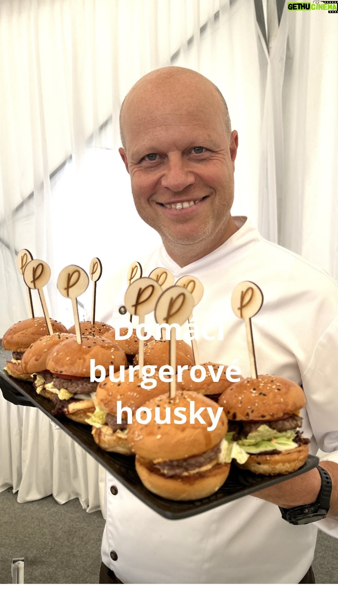 Roman Paulus - 798 Likes - RECEPT NA SKVĚLÉ DOMÁCÍ HOUSKY NA HAMBURGERY
Grilovací sezóna je v plném proudu, a to jak ta domácí, tak i ta festivalová. Dnes Vás zdravím z festivalu @burgerstreetfestival z Litomyšle, kde máme @bistro_paulus stánek s těmi nejlepšími burgery. Určitě přijďte ochutnat a pokud to máte daleko, určitě vyzkoušejte naše vynikající hamburgerové housky.
Na čerstvě připraveném hamburgeru si pochutnáte úplně nejvíce, to je jasné. Základem dobrého hamburgeru hamburgeru není jen kvalitní mleté hovězí maso, ale také bulka, čerstvě upečená a nadýchaná. A na bulky si dneska ukážeme videonávod.
V jednom z dalších videí si ukážeme i přípravu burgerů samotných.
Grilujete také burgery nebo si na ně raději skočíte na festival nebo do fast foodu? A hlavně s kým se dneska v sobotu 20.7. nebo zítra v Litomyšli uvidím 😊.
Dejte mi vědět do komentářů a nezapomeňte mě sledovat pro více skvělých receptů a triků do kuchyně.
Co budete potřebovat?
Na 7 housek
17 g droždí
35 g cukru
250 ml mléka
250 g hladké mouky
250 g polohrubé mouky
14 g soli
65 g másla
1× vejce „M“
sezam na posypání
na potření vejce “M”
Jak budete postupovat?
Droždí smícháme s trochou cukru a vlažného mléka a na teplém místě necháme vzejít kvásek.
Z mouky, soli, zbytku cukru, másla, 1 vejce, zbytku mléka a kvásku vypracujeme, ideálně v kuchyňském robotu, hladké těsto, které přikryjeme utěrkou nebo fólií a necháme na teplém místě kynout, až zdvojnásobí svůj objem.
Vykynuté těsto přendáme na pomoučněnou pracovní plochu, propracujeme rukama a rozdělíme kousky o váze 120 g, ze kterých vytvarujeme hladké bochánky, přemístíme na plech vyložený pečicím papírem, překryjeme utěrkou a opět necháme kynout, až zdvojnásobí svůj objem.
Nakynuté bochánky pomažeme rozšlehaným vejcem a posypeme sezamem.
Pečeme v troubě předehřáté na 190 °C asi 13 minut dozlatova.
Po vyndání z trouby necháme vychladnout (15-20 minut), až poté rozkrajujeme.
Ať se Vám povedou!! ⭐️
A na viděnou v Litomyšli.
#recepty #recept #burger #burgerovebulky #bulky #housky #gril #grilovani #grill #leto #sezona #peceni #pecenijeradost #jidlo #sefkuchar #romanpauluschef #romanpaulus #foodfestival @paulus.catering #pauluscatering