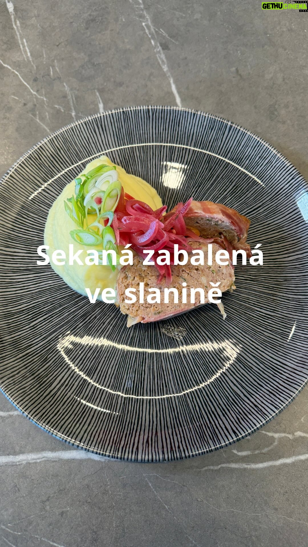 Roman Paulus - 1.9K Likes - RECEPT NA SEKANOU ZABALENOU VE SLANINĚ
Dnes mám zde recept pro všechny milovníky klasické české kuchyně. Sekanou, ozvláštněnou tím, že ji zabalíme do slaniny. Čeká Vás krásná podívaná, úžasná vůně i chuť. Určitě vyzkoušejte, nebudete litovat.
Můžeme podávat s bramborovou kaší nebo malými brambory a marinovanou cibulí. Na tuto pochoutku Vám dám recept zase v příštím příspěvku.
A co Vy? Co dneska budete mít k obědu Vy? Podělte se s námi do komentářů a nezapomeňte mě sledovat pro více skvělých receptů a tipů do kuchyně.
Co budete potřebovat?
800 g mletého masa mix
Sůl a pepř
1 × hrst sekané listové petržele
1 × cibule
pálivá mletá paprika
2 × vejce
2 × stroužky česneku
2 × housky
250 ml plnotučného mléka
2 × lžíce plnotučné hořčice
200 g delikatesní slaniny
Jak budete postupovat?
Pečivo (nejlépe z předešlého dne) namočíme do mléka a necháme nasáknout.
Mleté maso osolíme, opepříme, přidáme najemno nasekanou petržel a cibuli, mletou papriku, vejce, prolisovaný česnek, vyždímané pečivo, hořčici a dobře promícháme.
Mokrýma rukama vytvarujeme dvě šišky, které ozdobně zabalíme do slaniny a vložíme do pekáče s trochou vody. Pečeme v troubě vyhřáté na 180 °C 40-45 minut. Podle potřeby podléváme vodou.
Podáváme s bramborovou kaší nebo malými brambory a marinovanou cibulí – na tuto pochoutku Vám dám recept zase v příštím videu – máte se na co těšit.
Dobrou chuť!
#recepty #recept #tradicni #ceske #ceskejidlo #sekana #slanina #brambory #jidlojezaklad #jidlonaprvnimmiste #jidlo #obed #vecere #dnesjim #dnesjem #sefkuchar #romanpaulus #romanpauluschef