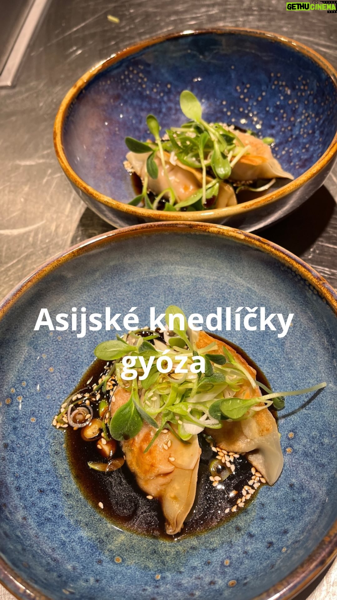 Roman Paulus - 1K Likes - RECEPT NA ASIJSKÉ KUŘECÍ KNEDLÍČKY GYOZA
Máte rádi exotické pokrmy? A jak jste na tom s japonskými specialitami? Kromě dobře známého sushi si doma lehce zvládnete připravit i tento oblíbený japonský pokrm – knedlíčky gyoza. Jednoduché a kaloricky odlehčené jídlo (které se teď po Vánocích určitě bude hodit 😊) a přitom tak skvělé na chuť. Vyzkoušejte je se mnou, nebudete litovat.
PS- hodně jste se na tento recept ptali, když jsem zveřejňoval storíčka z degustační večeře, tak tady je 😍
Experimentujete v kuchyni rádi? Jaká exotická jídla vaříte nejčastěji? Dejte mi vědět do komentářů a nezapomeňte mě sledovat pro více skvělých jednoduchých receptů a triků do kuchyně.
Co budete potřebovat?
400 g kuřecích stehenních řízků
20 g česneku
30 g lahůdkové cibulky
100 g 2 lžíce sójové omáčky
12 g koření Togarashi
pepř
300 g těsta na Gyoza knedlíčky
100 g rýžového octa
1 g sezamového oleje
30 g cukru
100 g rostlinného oleje
sezamová semínka na ozdobu
lahůdková cibulka na ozdobu
Jak budete postupovat?
Maso nasekáme v elektrickém mixéru najemno a ochutíme nadrobno nakrájeným česnekem, lahůdkovou cibulkou, dvěma lžícemi sójové omáčky a kořením Togarashi.
Z těsta, které lehce seženete v asijských obchodech, odebereme jeden plátek, kraje prstem potřeme vodou, do centra vložíme náplň a uzavřeme. Náplň vystačí asi na 24 knedlíčků (do knedlíčku přijde přibližně 20 g náplně).
V hrnci zahřejeme sójovou omáčku, rýžový ocet, sezamový olej a cukr. Zahříváme, dokud se cukr nerozpustí.
Připravené knedlíčky dozlatova opékáme v pánvi s rozpáleným olejem, pouze z jedné strany. Poté přidáme trochu vody, přiklopíme pokličkou a na mírném plameni asi 2 minuty dovaříme, aby maso bylo propečené. Pokud máte parní troubu, můžete jí použít, jako já.
Hotové knedlíčky nandáme na talíř, posypeme černým a bílým sezamem, sekanou lahůdkovou cibulkou a podáváme spolu s miskou připravené omáčky a párem asijských hůlek.
Dobrou chuť!
#recepty #recept #zdraverecepty #exotika #japonsko #japonskejidlo #gyoza #kureci #jidlojezaklad #jidlonaprvnimmiste #jidlo #obed #vecere #dnesjim #dnesjem #sefkuchar #romanpaulus #romanpauluschef