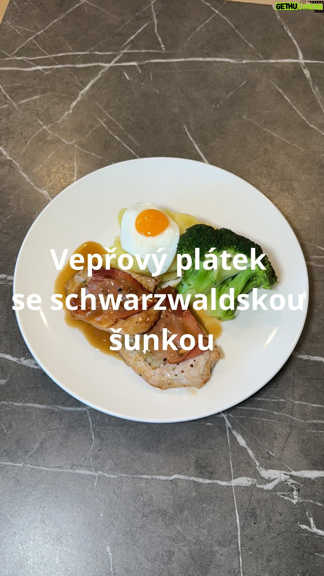 Roman Paulus - 3.1K Likes - RECEPT NA VEPŘOVÉ PLÁTKY SE SCHWARZWALDSKOU ŠUNKOU
Nevíte, co dneska k večeři? A co takhle vepřový plátek navoněný schwarzwaldskou šunkou? Rychlé jídlo, které překvapí svojí chutí i vůní. A věřte mi, že si pochutnají i děti!
Co připravujete k rychlé večeři své rodině vy? Jste spíš tým studených večeří typu rohlík se šunkou nebo vaříte pravidelně i večeře? Dejte mi vědět do komentářů a nezapomeňte mě sledovat pro více skvělých receptů a tipů do kuchyně.
Co budete potřebovat?
8 × plátků vepřové pečeně
8 × plátků schwarzwaldské šunky
4pl Bazalkového pesta
Sůl a pepř
2 × lžíce rostlinného oleje
2plMásla
100mlBílého vína
Jak budete postupovat?
Plátky vepřové pečeně si opepříme a osolíme z obou stran. Na každý plátek masa dáme lžičku bazalkového pesta a rozetřeme.
Každý zabalíme do 1 plátku schwarzwaldské šunky (pokud se Vám nebude dařit, můžete plátek šunky jen položit na maso). Aby se šunka z plátku neodlepila, propíchneme několikrát špejlí. Takto připravené plátky zprudka opečeme z obou stran v pánvi na rozpáleném rostlinném oleji. Můžeme přidat i větvičku čerstvého rozmarýnu.
Když je maso opečené, podlijeme bílým vínem a přidáme kousek másla. Omáčku necháme chvíli vyvařit, aby byla hustější. Tou poté polijeme maso i brambory.
Podáváme například se šťouchaným bramborem a vařenou brokolicí.
Ale můžete klidně brambory vyměnit za rýži nebo italské risotto.
Dobrou chuť.
#recepty #recept #zdraverecepty #veprove #maso #sunka #schwarzwald #schwarzwaldskasunka #rychlerecepty #rychlyobed #rychlavecere #jidlojezaklad #jidlonaprvnimmiste #jidlo #obed #vecere #dnesjim #dnesjem #sefkuchar #romanpaulus #romanpauluschef